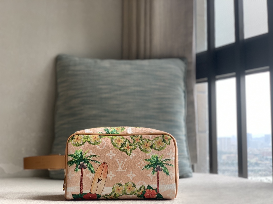 Louis Vuitton Rare edition counter 24 new products debut [Locker Dopp Kit toiletry bag] M24799 83112 Apricot Surf