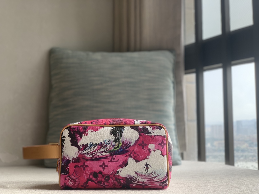 Louis Vuitton Rare version counter 24 new products debut [Locker Dopp Kit toiletry bag] M24799 83112 Rose Red Surf