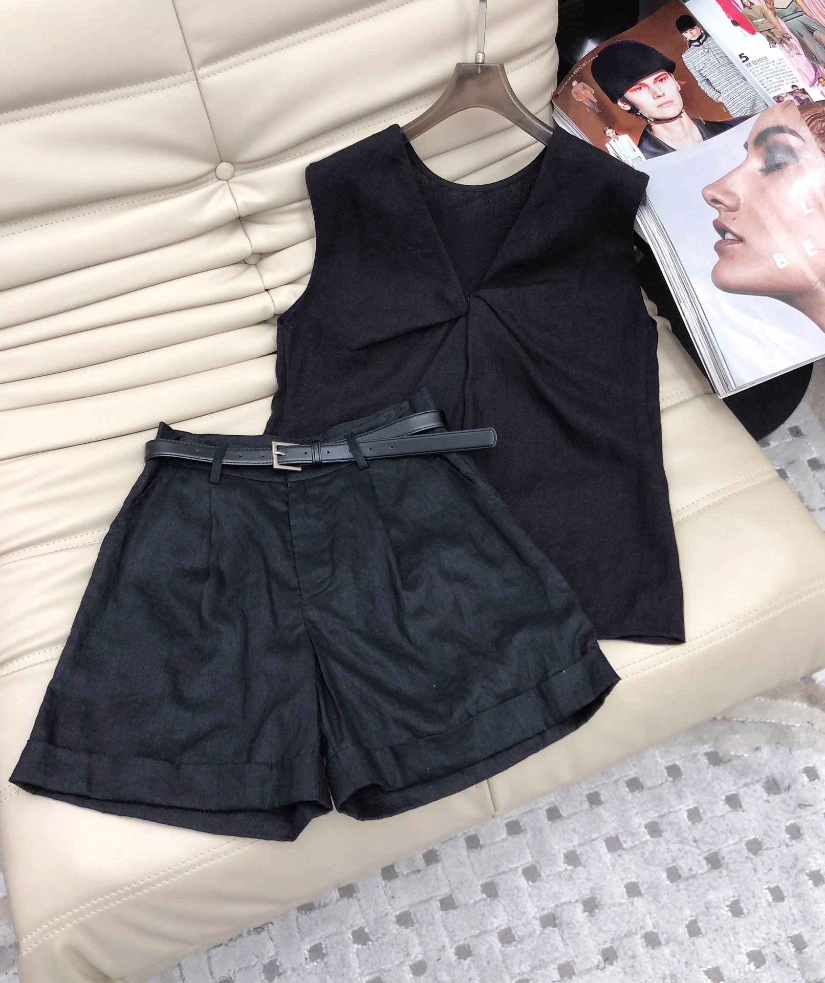 NO:423190,Vest, shorts, pants for 25 years, new elegant linen vest, imported natural linen fabric is delicate and elegant, breathable and comfortable. V-neck cutting, lengthening the length of the neck, and the craftsmanship details of the whole piece of button-and-split on the chest. Any pair of shorts or trousers can be simple and outstanding!  Recommended monochrome SML., shorts, alexander wang19860909背心 短裤 裤子25年 新款优雅纽结亚麻背心 进口天然亚麻面料细腻优雅,透气舒适性很好.V领的裁剪,拉长脖颈的长度.胸前打纽拼接全件的工艺细节处理.随意一条短裤或长裤 就可以简约出彩！推荐单色SML.,,shorts,alexander wang,Women's clothing