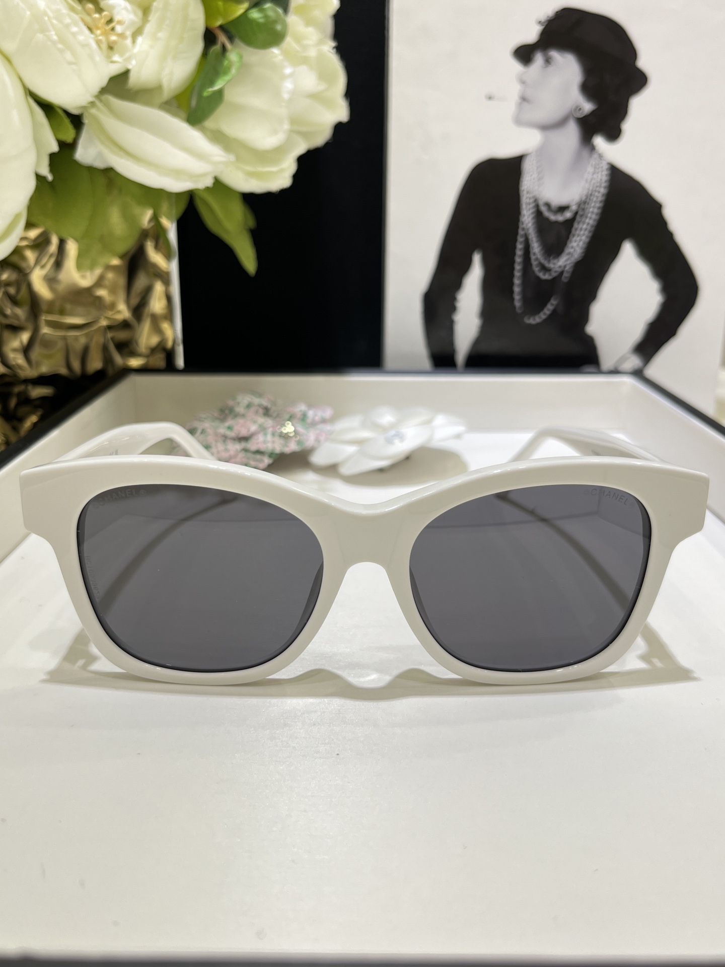 NO:632464,CH5482 Pearl double C classic small fragrance sunglasses, elegant and anti-UV, a must-have item for traveling and going out. Comes with a set of picture packaging.,,Cardia high-end jewelry19860909CH5482 珍珠双C经典小香风太阳眼镜 优雅气质,防UV旅游外出必备单品 配图片包装一套.,,卡迪亚高端饰品,Jewelry