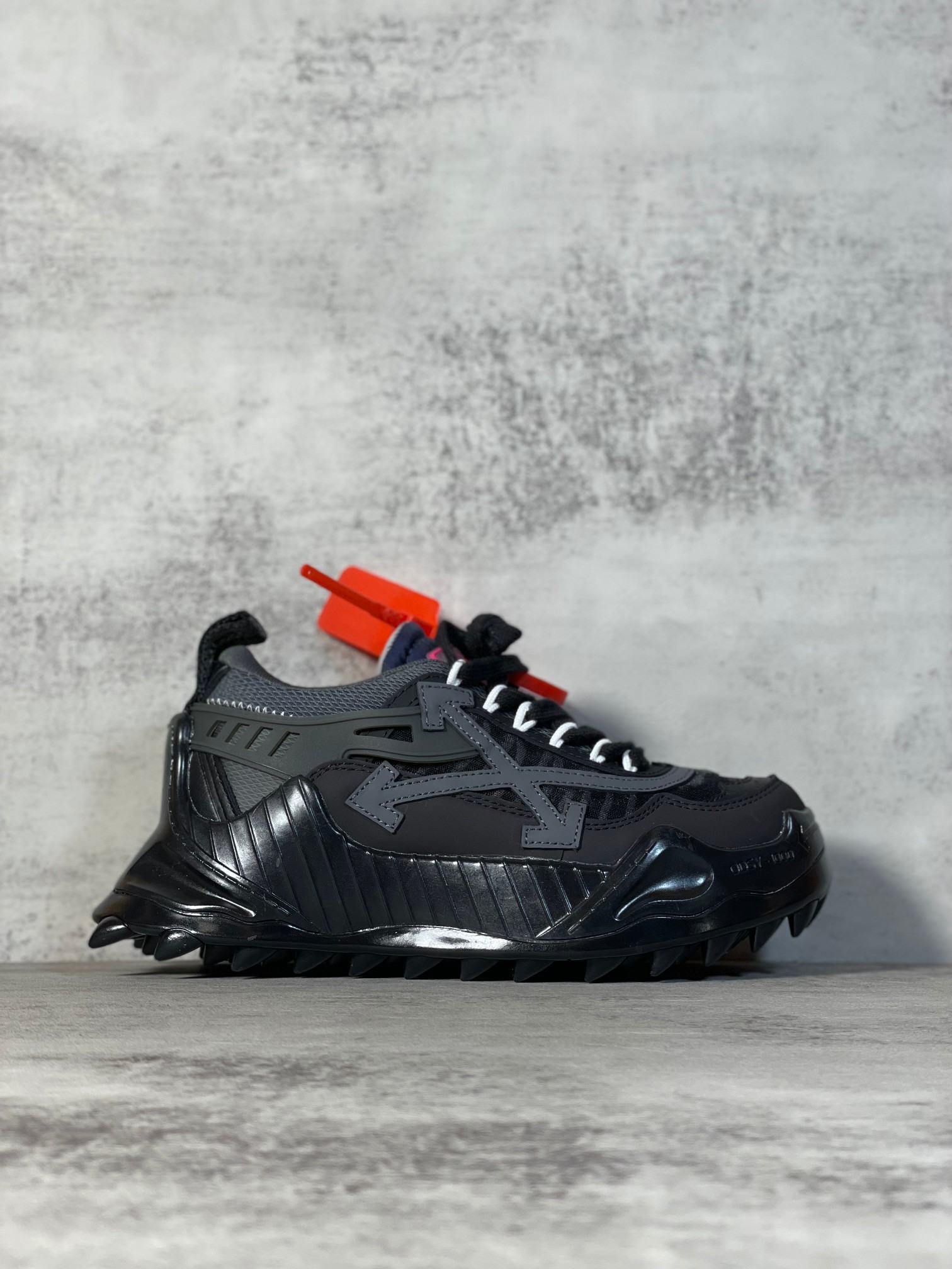 NO:270222,Spot [S version] OFF-WHITE ODSY -1000 sports shoes High-end products Original shoes are purchased with details. S version - Currency version 5 details are distinguished ① S version is made of a new abrasive 5-layer outsole combination - Currency version uses an integrated knee drawing, which not only saves costs and does not have any comfort. ② S version uses a high-end white craft box, and the shoe box not only has three-dimensionality but also has a luxury-currency version uses ordinary green, and the material also has no contrast in all aspects ③ S version upper uses top-layer leather - Currency version uses space material ④ S version shoes are made of sponge filler and various components - Currency version has basically no fit inside ⑤ S version The heel surrounds the shoe heel is made of TPU material - Currency version uses drip plastic material  VirgilAbloh first exposed Off-White's latest running shoe design on his personal Instagram, and intends to set off a new craze after the 