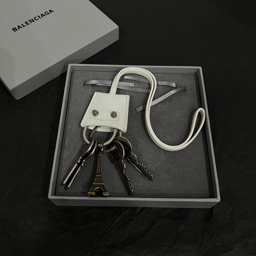 【】 巴黎世家 Balenciaga 钥匙扣 简单大方 大牌金质感饱满 ，搭配衣服超好看 ！！