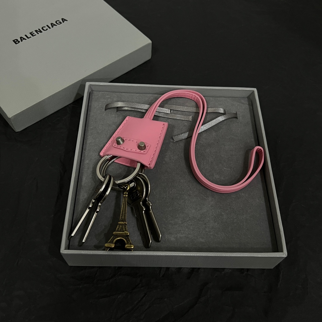 【】 巴黎世家 Balenciaga 钥匙扣 简单大方 大牌金质感饱满 ，搭配衣服超好看 ！！