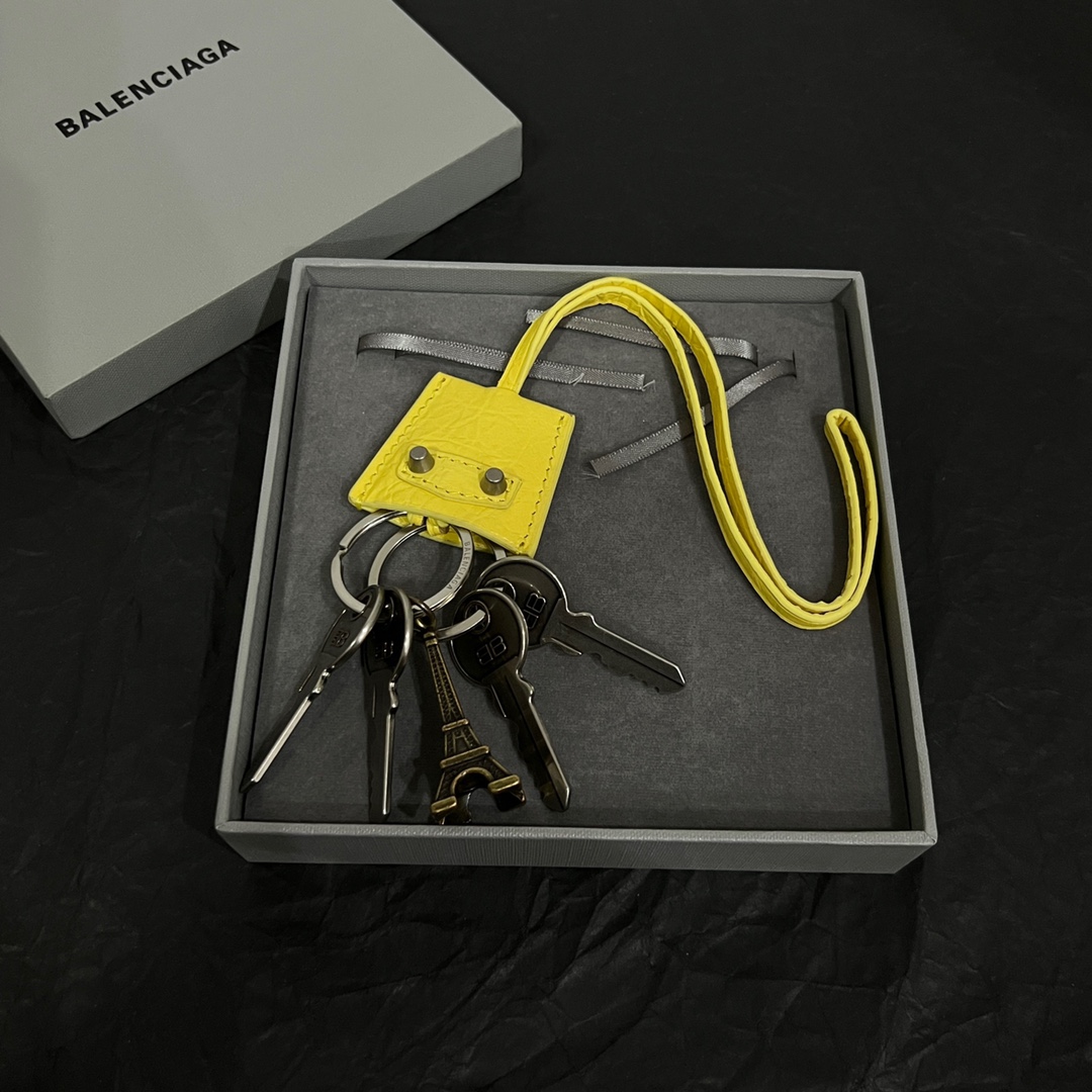 【】 巴黎世家 Balenciaga 钥匙扣 简单大方 大牌金质感饱满 ，搭配衣服超好看 ！！