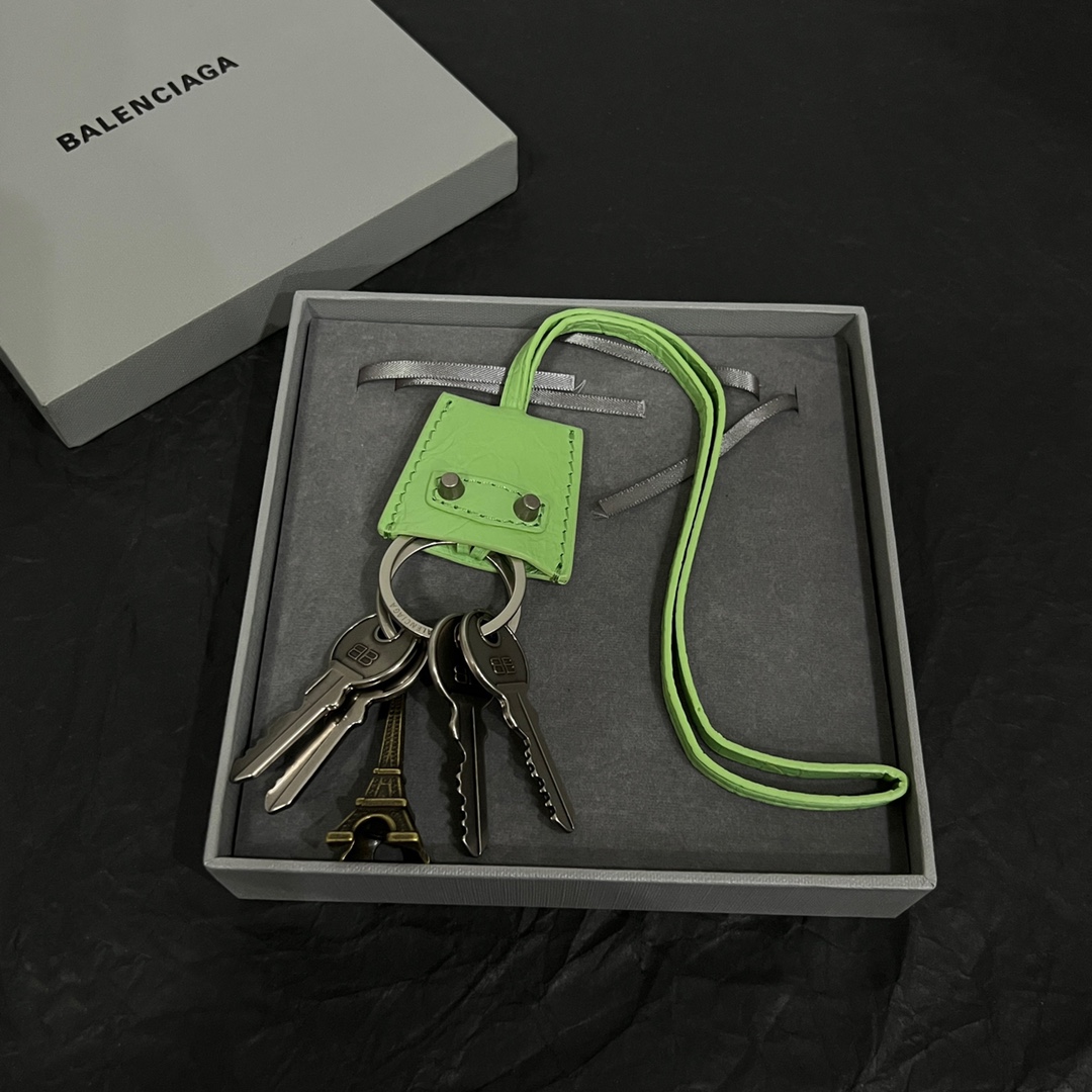 【】 巴黎世家 Balenciaga 钥匙扣 简单大方 大牌金质感饱满 ，搭配衣服超好看 ！！