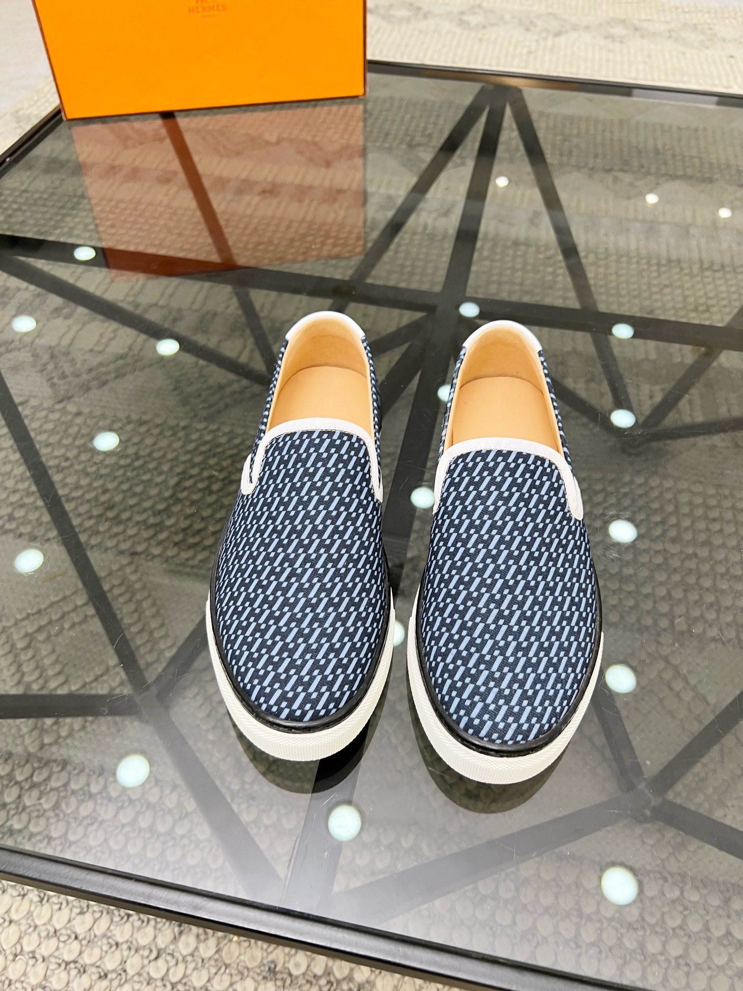 NO:218496,Brand HERMES original color matching Number of 38-44 Standard code Price Material Hermes new style Boutique casual shoes The upper is made of cowhide with cloth full cowhide footbed cowhide inner style fashionable dynamic original Hermes comfortable sole Simple and generous sports and leisure, Hermes casual shoes, hermes, hermes, cowhide19860909品牌HERMES 颜色原版配色 码数38-44 标准码 价格 材质爱马仕新款 精品 休闲鞋 鞋面采用牛皮搭配布面全牛皮垫脚牛皮内里版型时尚 动感十足原版 爱马仕舒适大底 简洁大方运动休闲,爱马仕 休闲鞋,hermes,hermes,cowhide,Men's shoes