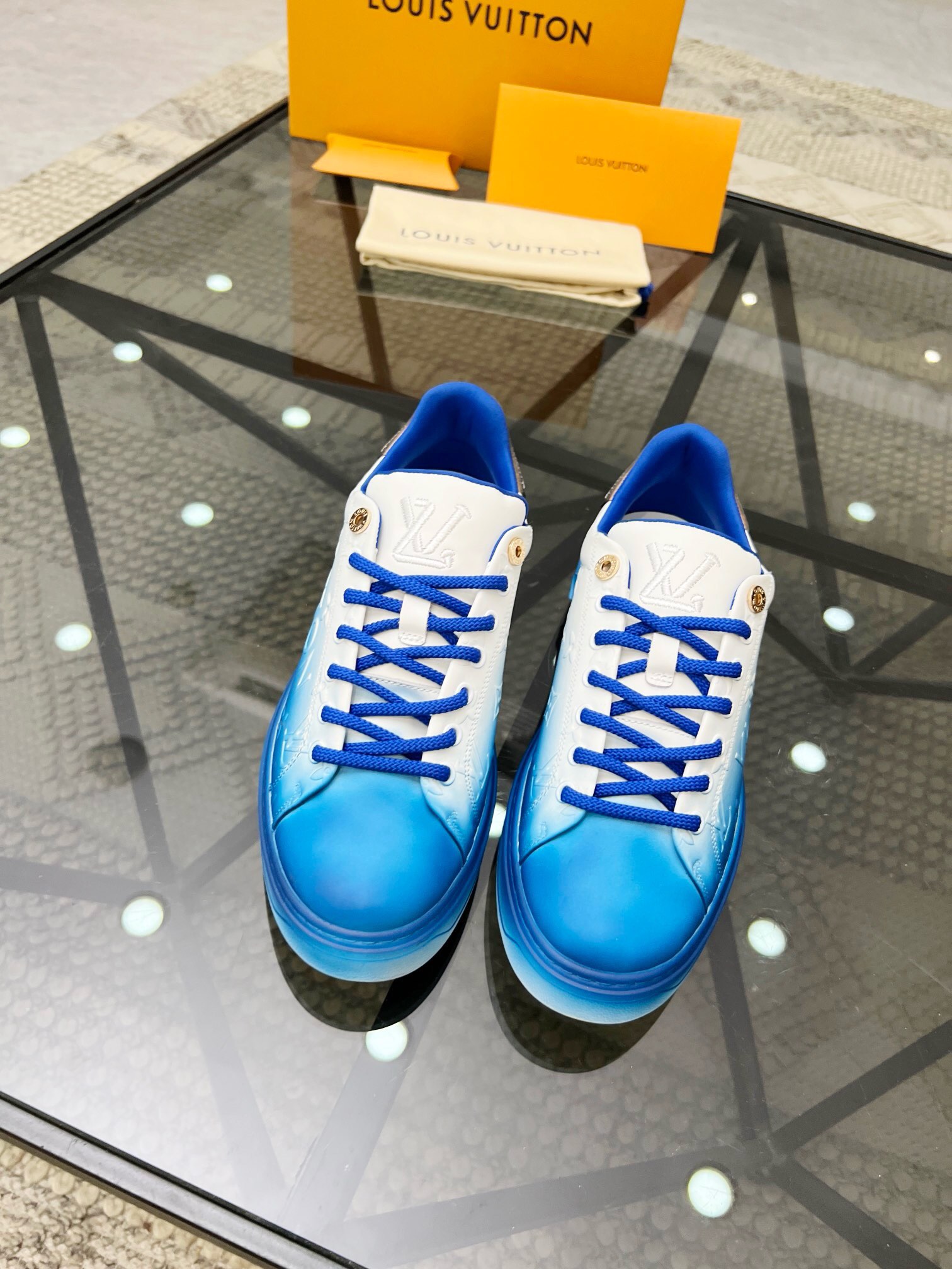 NO:217197,Brand LOUIS VUITTON original color matching Size 35-44 couples price Material Louis Vuitton new style casual shoes!  Original single-quality Labon craft upper adopts cowhide printed cowhide inner style and fashionable. Simple and atmospheric original LV outsole, Louis Vuitton, louis vuitton, louis vuitton, louis vuitton, cowhide19860909品牌LOUIS VUITTON 颜色原版配色 码数35-44情侣款 价格 材质路易威登新款 休闲鞋！原单品质拉邦工艺鞋面采用牛皮印花牛皮内里版型时尚 简单大气原版LV大底,路易威登,louis vuitton,louis vuitton,louis vuitton,cowhide,Men's shoes