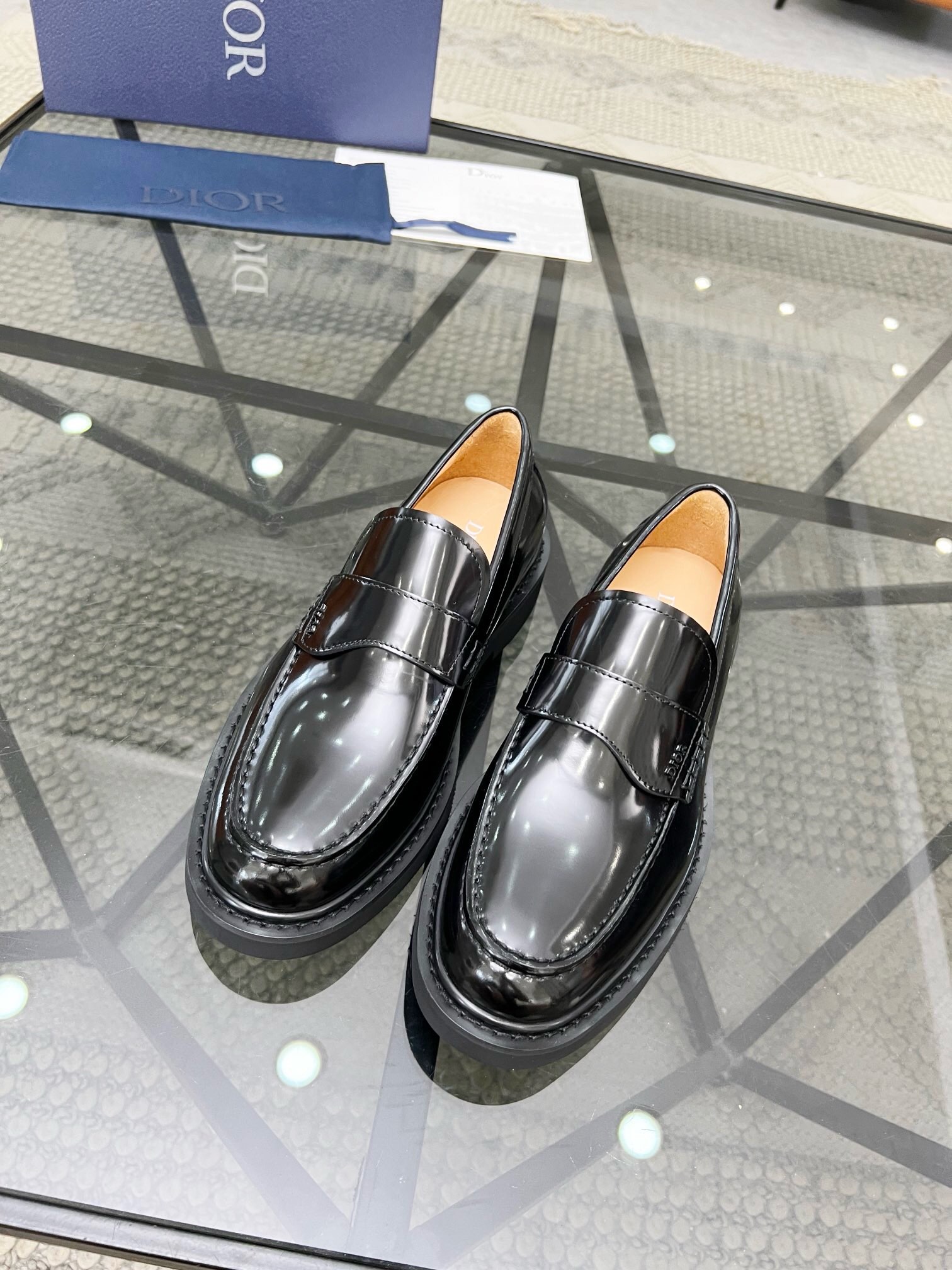 NO:218390,Brand Dior color original color matching, code number 39-44 customized 38.45 price Material Dior casual leather shoes, the same style as the counter is preferred imported pearlescent cowhide head layer cowhide inner cowhide foot pad style atmospheric footwear, perfect flow line, high quality workmanship 1:1 accurate reproduction, pure handmade to create a comfortable wearing experience new style original foamed sole, Dior leather shoes, dior, dior, cowhide19860909品牌Dior 颜色原版配色 码数39-44定做38.45 价格 材质迪奥休闲皮鞋 专柜同款优选进口珠光牛皮头层牛皮内里牛皮垫脚版型大气上脚超有气质完美的流线高品质做工1:1精准复刻 纯手工打造舒适的穿着体验新款 原版发泡大底,Dior皮鞋,dior,dior,cowhide,Men's shoes