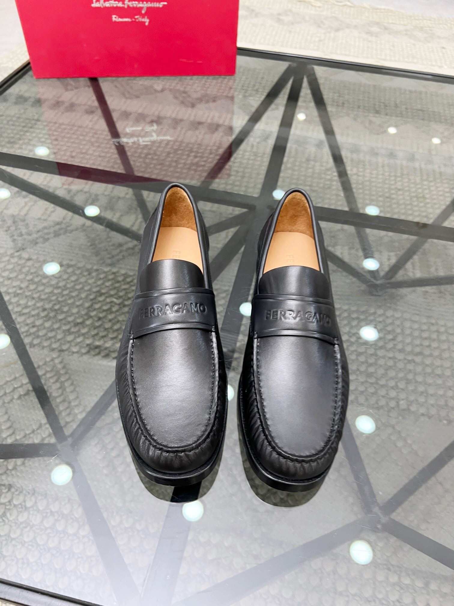 NO:218385,Brand Ferragamo Color original color matching Number 39-44 Custom made 38.45.46 Price Material Ferragamo New Style Men's Business Leather Shoes are sold perfectly handmade Original quality Exquisite workmanship rigorous upper using imported soft cowhide cowhide inner Original (general leather sole) upper high-end and atmospheric, Ferragamo Leather Shoes, ferragamo, ferragamo, cowhide, Leather soles19860909品牌Ferragamo 颜色原版配色 码数39-44定做38.45.46 价格 材质菲拉格慕新款 男士 商务皮鞋发售完美的手工制作 原单品质 做工精致严谨鞋面采用进口柔软牛皮工艺牛皮内里 原版（真皮大底）上脚 高端大气,菲拉格慕 皮鞋,ferragamo,ferragamo,cowhide,Leather soles,Men's shoes