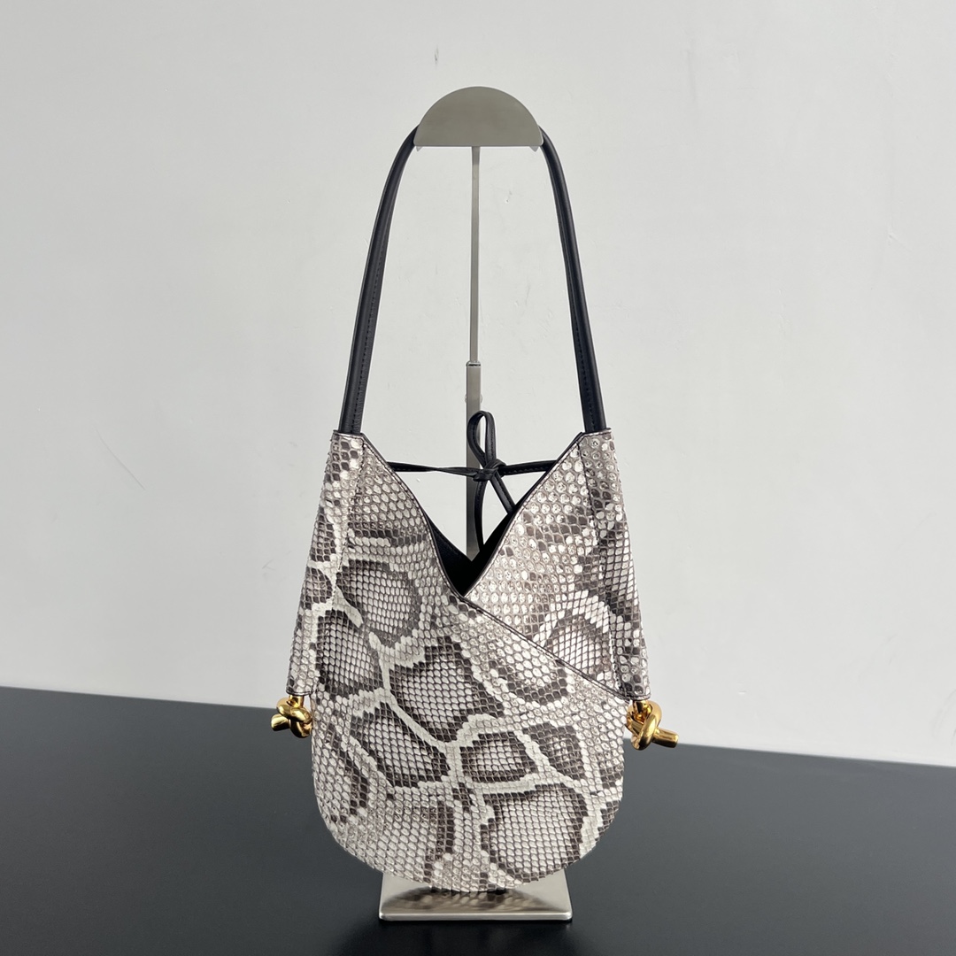 #BV New Snakeskin Solstice Handbag 786405 🐍Snakeskin est un matériau en cuir rare et précieux avec une texture délicate et une texture douce, une forte durabilité et une résistance à l’usure. , stockage régulier, chaque modèle est unique.