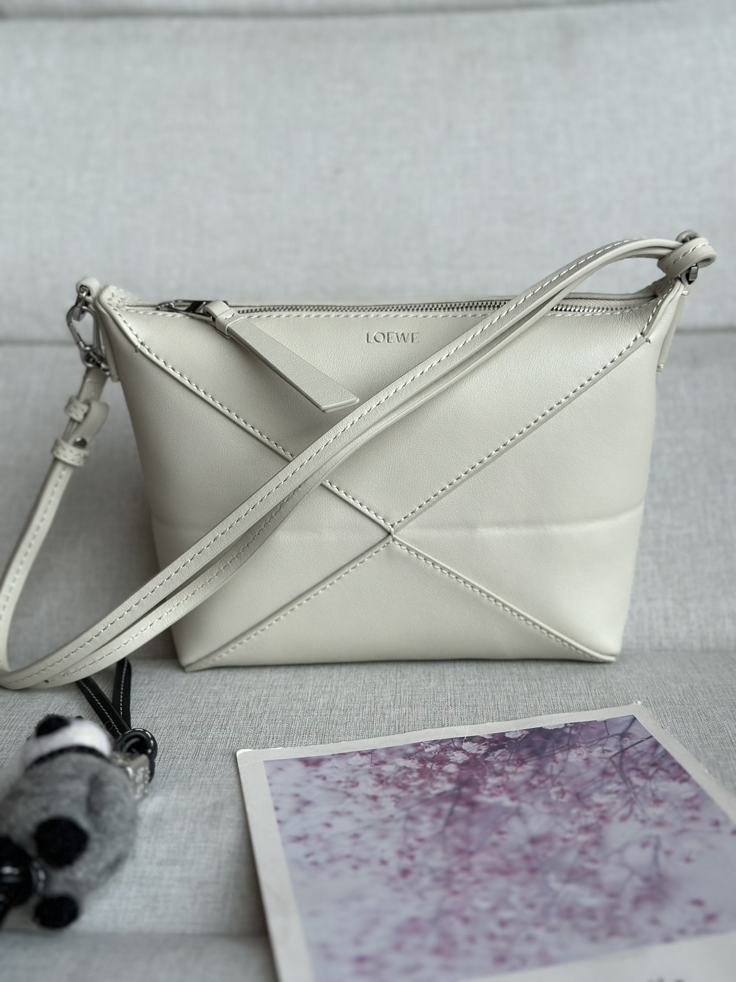 NO:182214,Genuine grade original leather version Lw new style salt white Puzzle Fold pouch handbag reinterprets practical and versatile clutch, draws inspiration from the geometric lines of the brand's classic handbag series and reinterprets with geometric architectural aesthetics. This handbag is made of glossy Napa cowhide leather. It can be shoulder-back, cross-back or placed in other handheld-* removable and adjustable shoulder straps *zipper opening and closing * suede lining Lw gold stamping. size: 23*6.5*15.5CM Model 9711, special grade Loewe, handbag, cowhide19860909正品级 原厂皮版本 Lw新款 盐白 Puzzle Fold pouch手袋重新演绎实用百搭手拿包 ,从品牌经典手袋系列的几何线条汲取灵感以富含几何建筑美感的镶片重新诠释,此款手袋采用亮面纳帕牛皮革制成.可肩背、斜背或放在其他手提内-*可拆卸可调整肩带 *拉链开合*绒面革衬里Lw烫金. size:23*6.5*15.5CM 型号9711,特级罗意威,loewe,handbag,cowhide,Bag