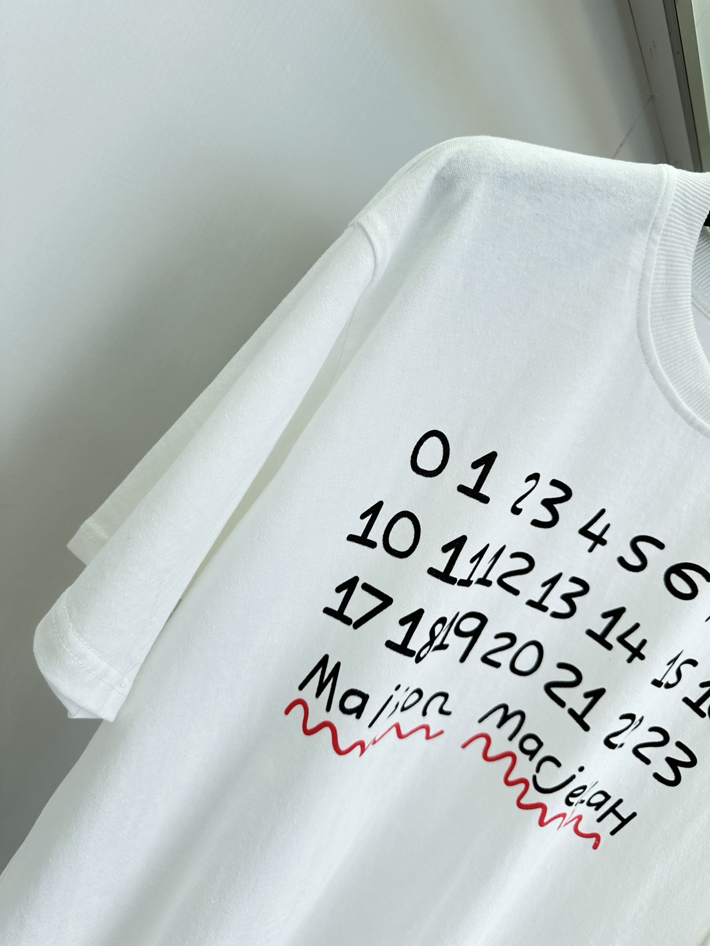 Maison Margiela White Single-Rate Female Suit with Packaging: Rare and Unique Design - 图片 6