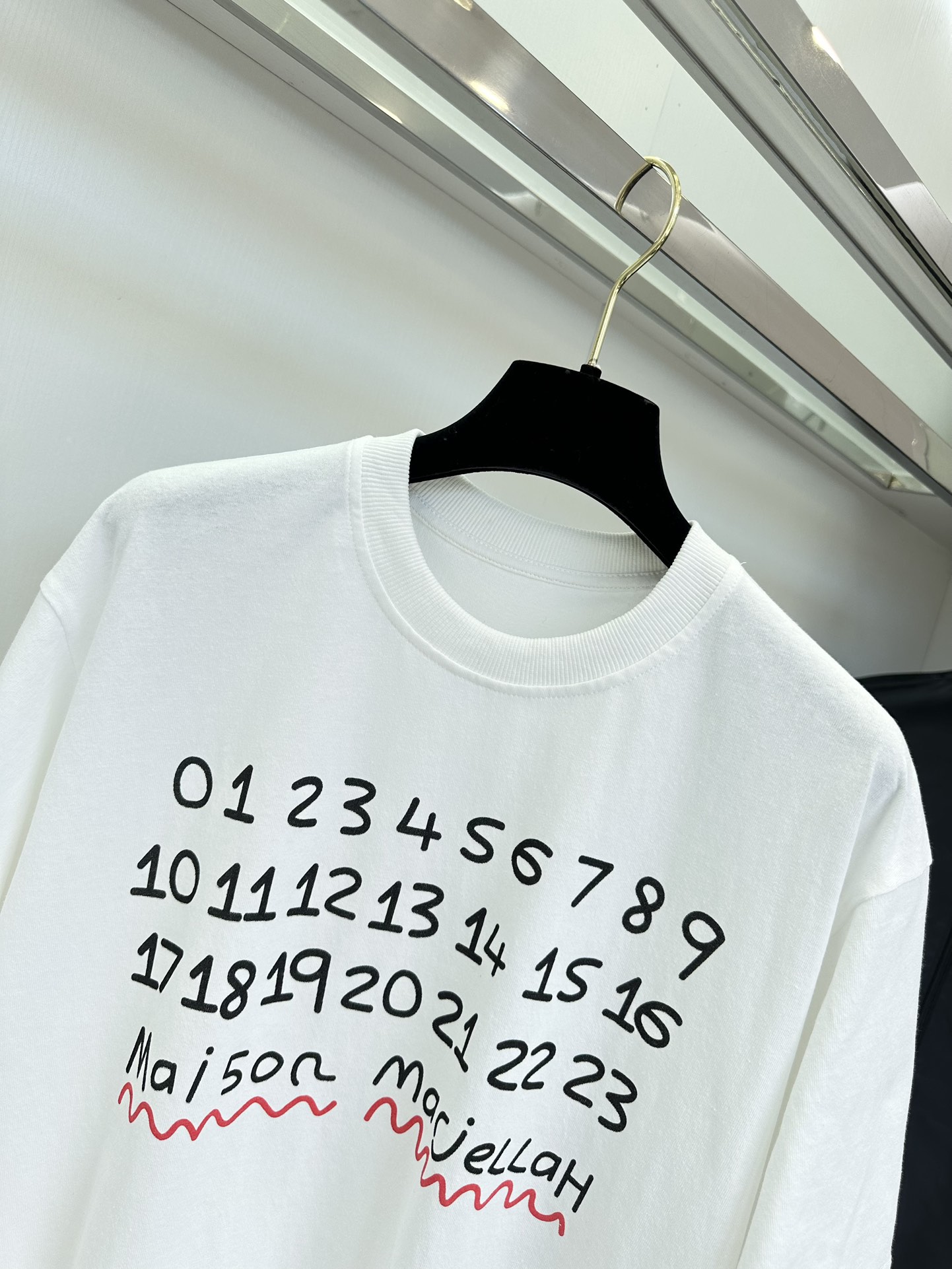 Maison Margiela White Single-Rate Female Suit with Packaging: Rare and Unique Design - 图片 4