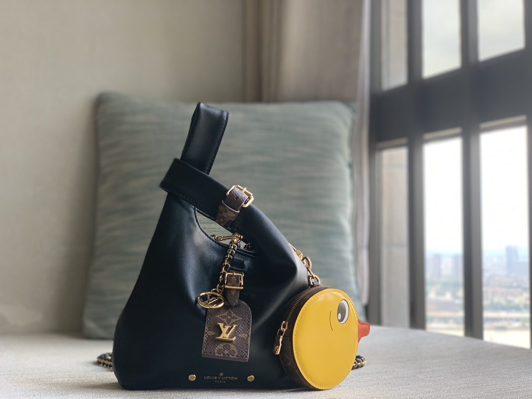 Louis Vuitton Rare edition counter 24 new products debut [ATLANTIS BB handbag] M11387 black (duck)