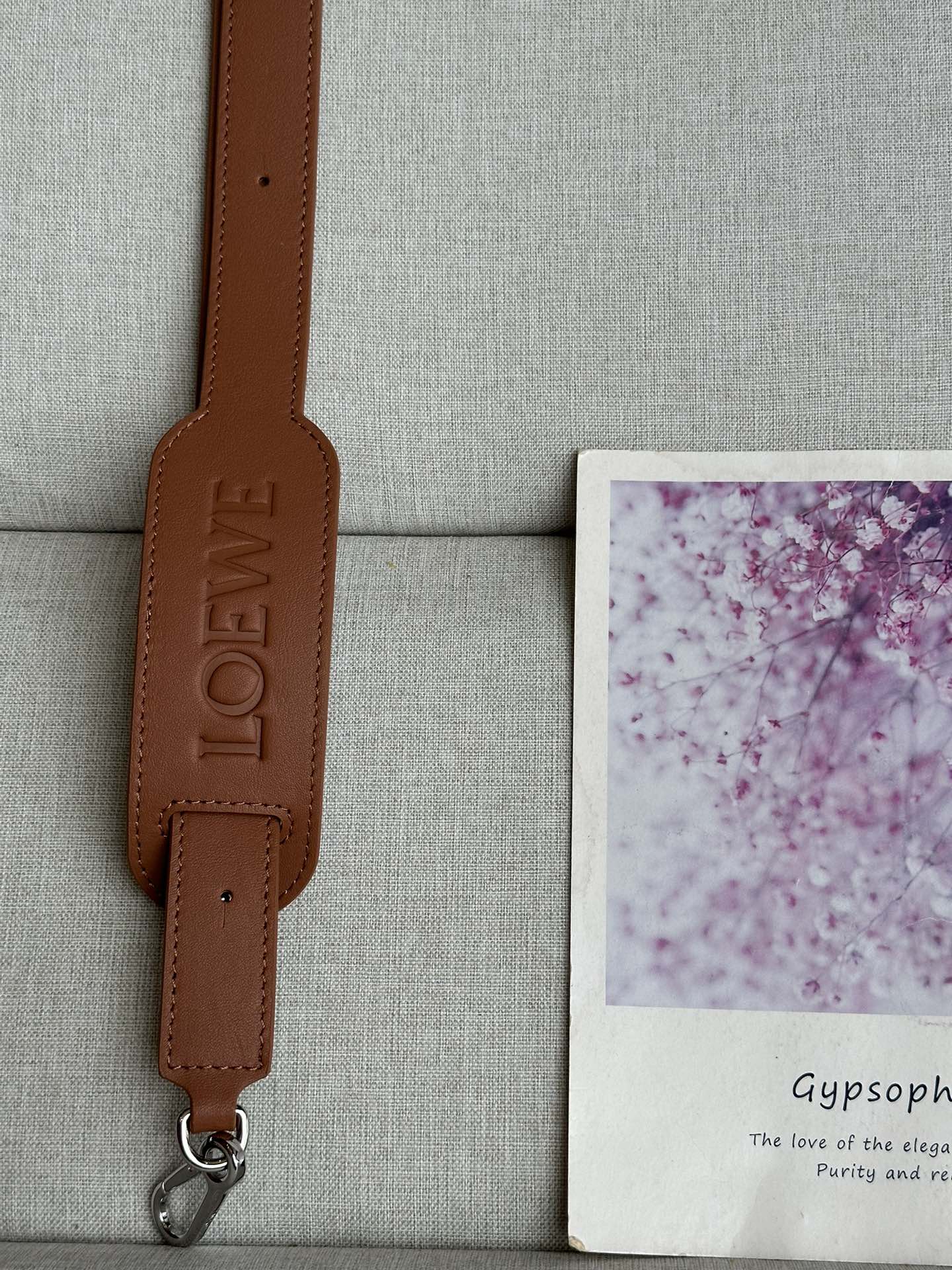 NO:181746,LOw new classic cowhide leather shoulder strap *adhes with LO*WE embossed pads. *adjustment length *80 cm to cm *removal *hook fixing *LOw embossed *size:143*4.5CM Model 0136, special grade Loewe, loewe, cowhide19860909LOw新款经典牛皮革肩带 *饰有LO*WE压纹衬垫.*调节长度为*80厘米至厘米*拆卸*勾扣固定*LOw压纹* size:143*4.5CM 型号0136,特级罗意威,loewe,cowhide,Bag