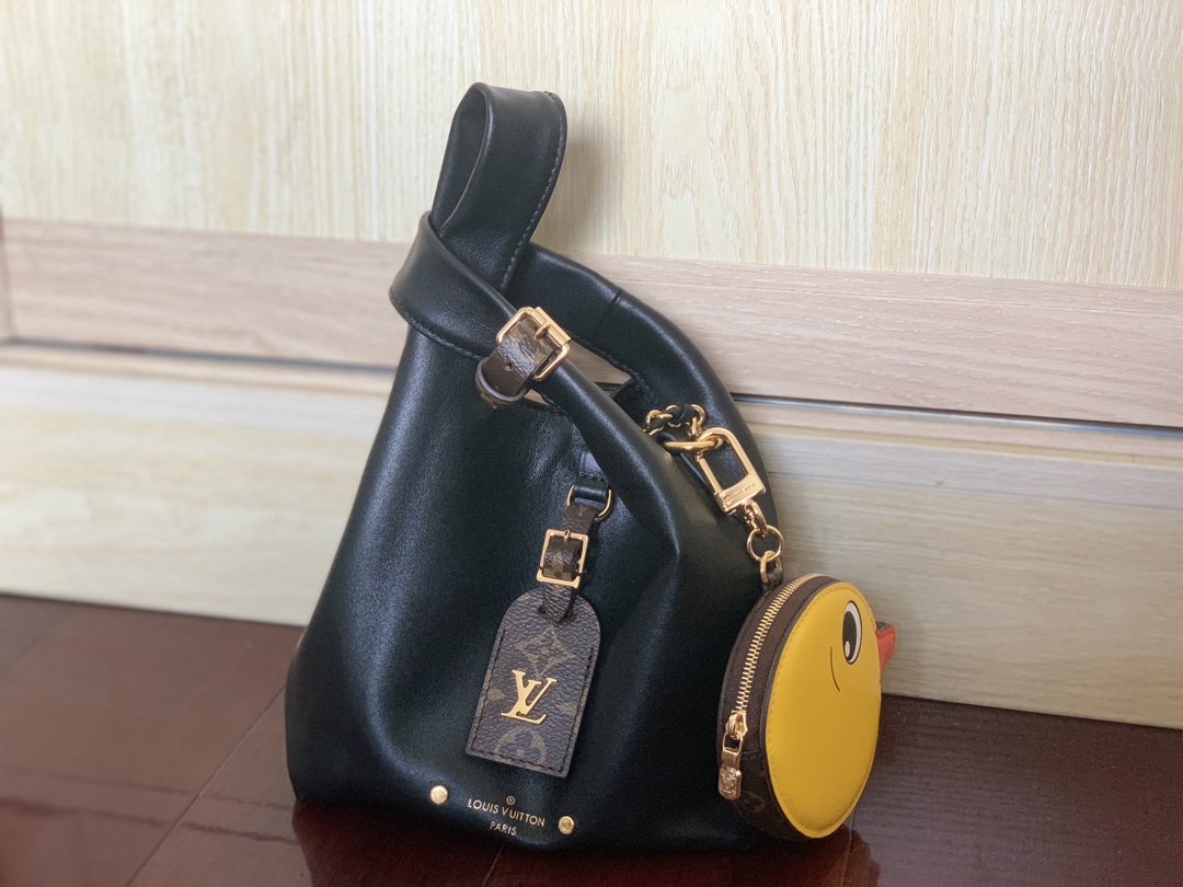 Louis Vuitton [ATLANTIS BB handbag] M11387 black (duck) premium release