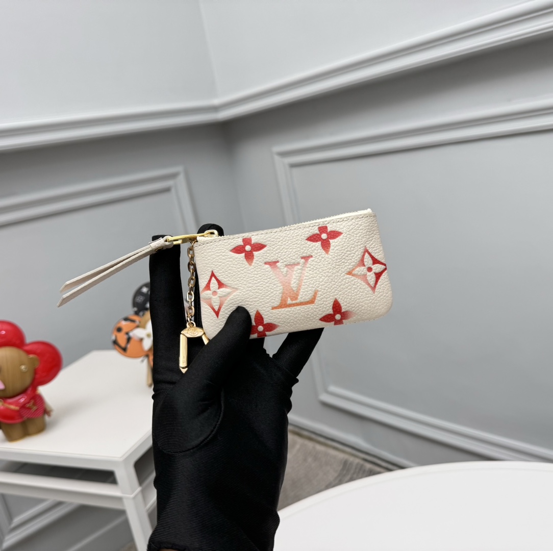 NO:672047,[Top original order] M83506 This key bag is from the new season Sunrise Aquarelle series. It is dipped in Monogram Empreinte embossed leather with brilliant colors, cleverly depicting the scene of the rising summer sun. The zipper opening can securely store cash, cards and keys. Size: 12 x 7 x 1.5cm.., LV wallet, louis vuitton, wallets19860909【顶级原单】M83506本款钥匙包出自新季 Sunrise Aquarelle 系列,为 Monogram Empreinte 压纹皮革浸染绚丽色调,巧妙描摹夏日朝阳初升之景.拉链开合可稳妥收纳现金、卡片和钥匙. 尺寸:12 x 7 x 1.5cm..,LV钱包,louis vuitton,wallets,欧美剧