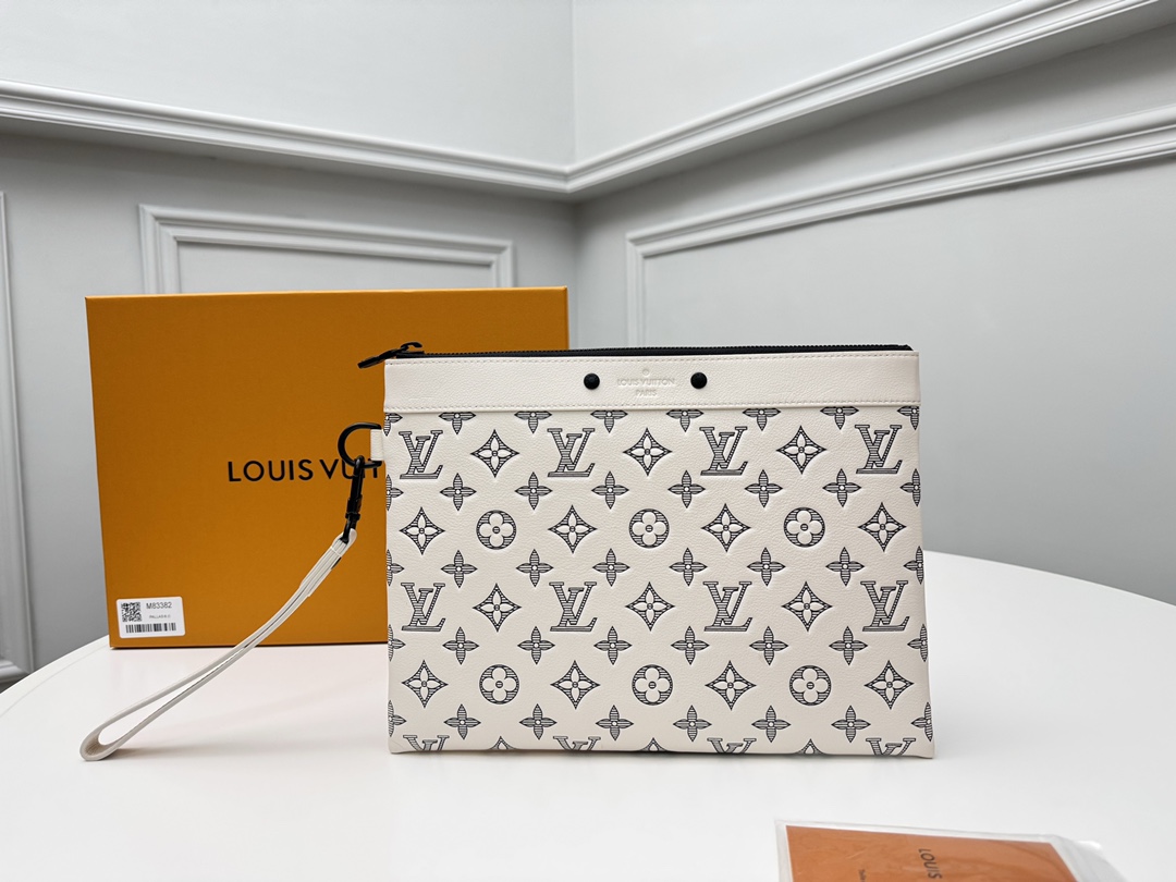 NO:672054,[Top Original Order] M83382 White This Pochette To-Go is made of two-color Monogram Shadow calfskin, with the Monogram print pattern more prominent on the embossing. This stylish Pochette To-Go is equipped with a detachable wrist strap, and the interior space of the zipper clutch is spacious, which can hold paper, mobile phones and other personal items. Size: 30 x 21.5 x 1cm., LV wallet, louis vuitton, wallets, handbag, cowhide19860909【顶级原单】M83382白色 這款Pochette To-Go以雙色Monogram Shadow小牛皮製作,Monogram印花圖案飾於壓紋上更見突出.這個型格的Pochette To-Go配以可拆式腕帶,拉鏈手拿包的內部空間寬敞,可放紙張、手機及其他個人物品.尺寸:30 x 21.5 x 1cm.,LV钱包,louis vuitton,wallets,handbag,cowhide,欧美剧