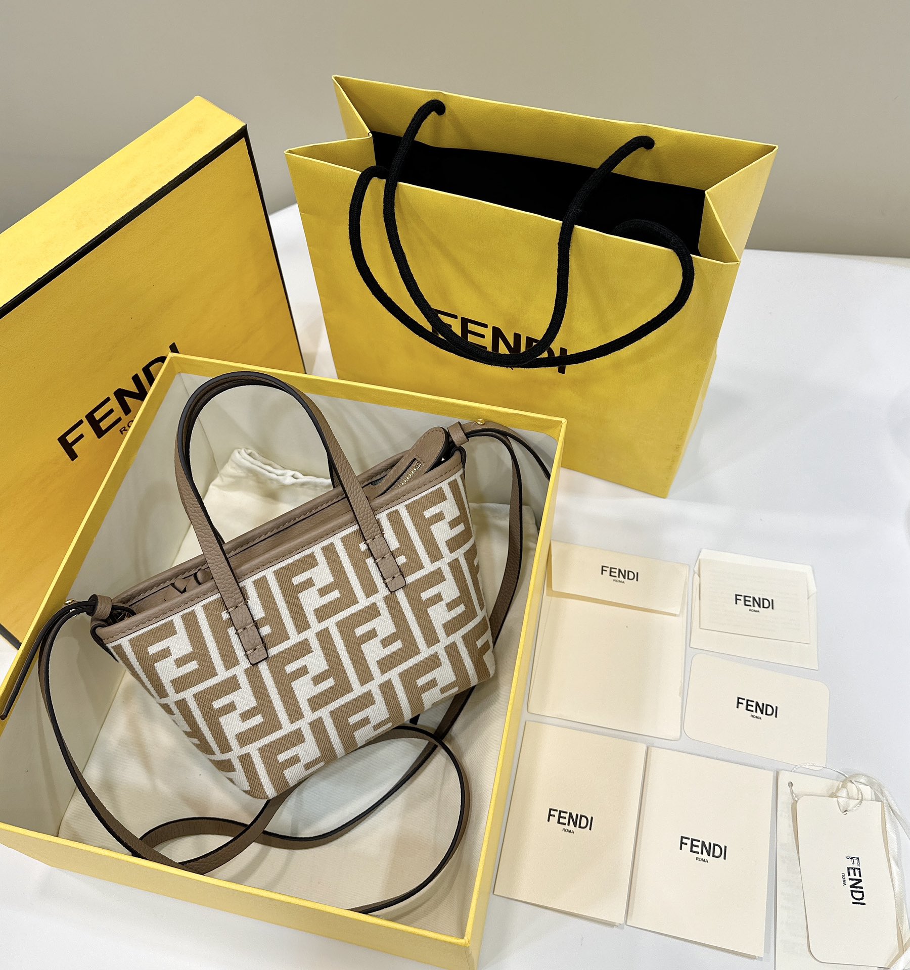 Fendi  mini rouleau,  f  logo , ,  pequin , , , , Il y a des bretelles démolies numéro 8655a Taille d’abricot 15,5  / 11  / 13cm