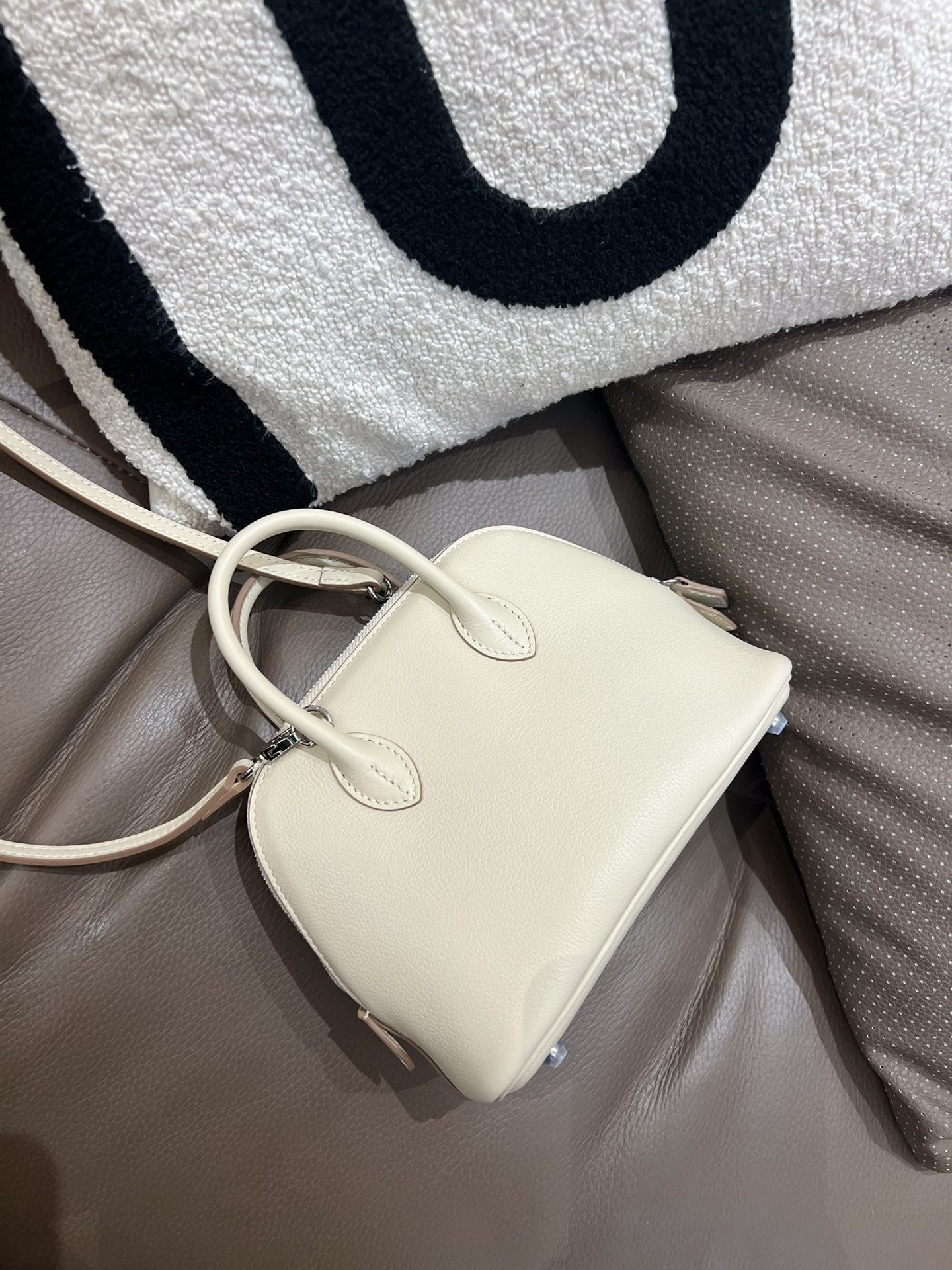 高品質な牛皮製ミニボウリングバッグ