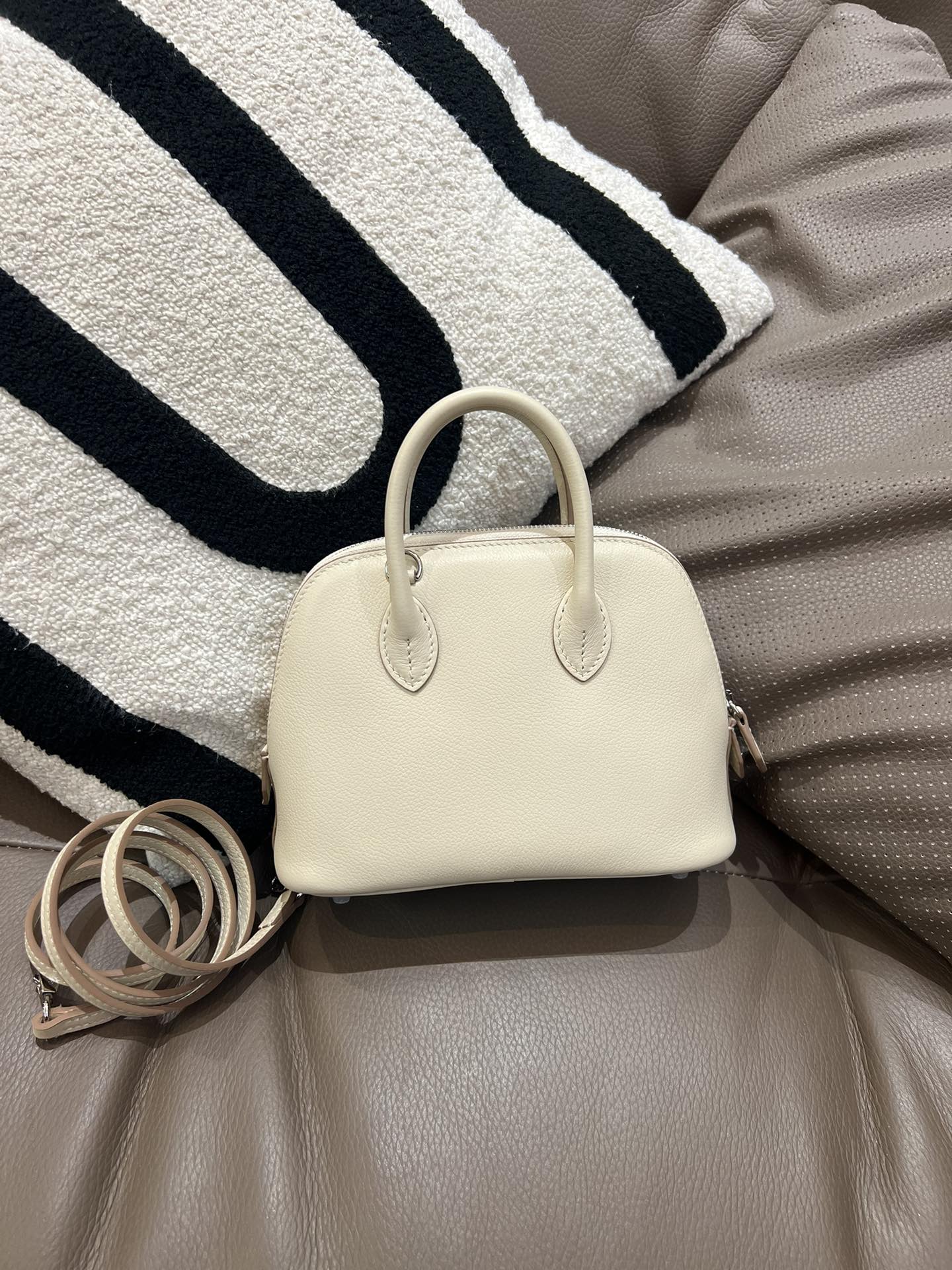 高品質な牛皮製ミニボウリングバッグ