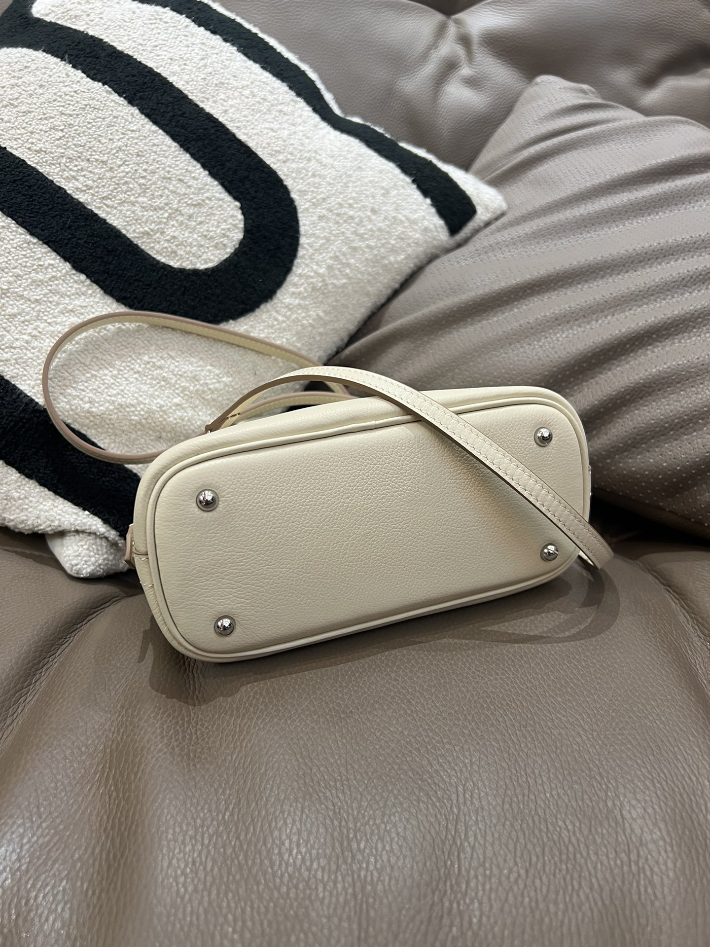 高品質な牛皮製ミニボウリングバッグ