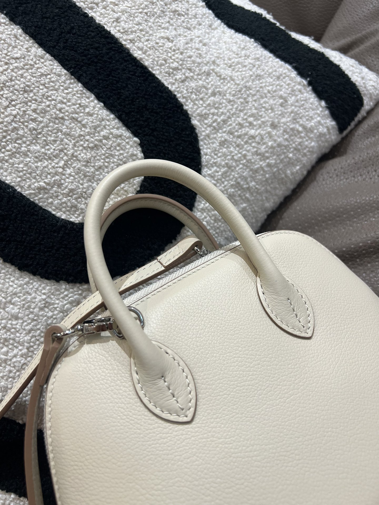 高品質な牛皮製ミニボウリングバッグ