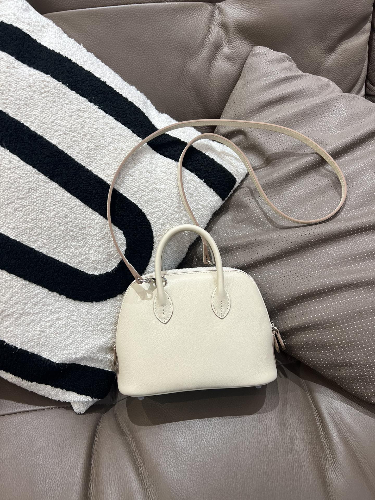 高品質な牛皮製ミニボウリングバッグ