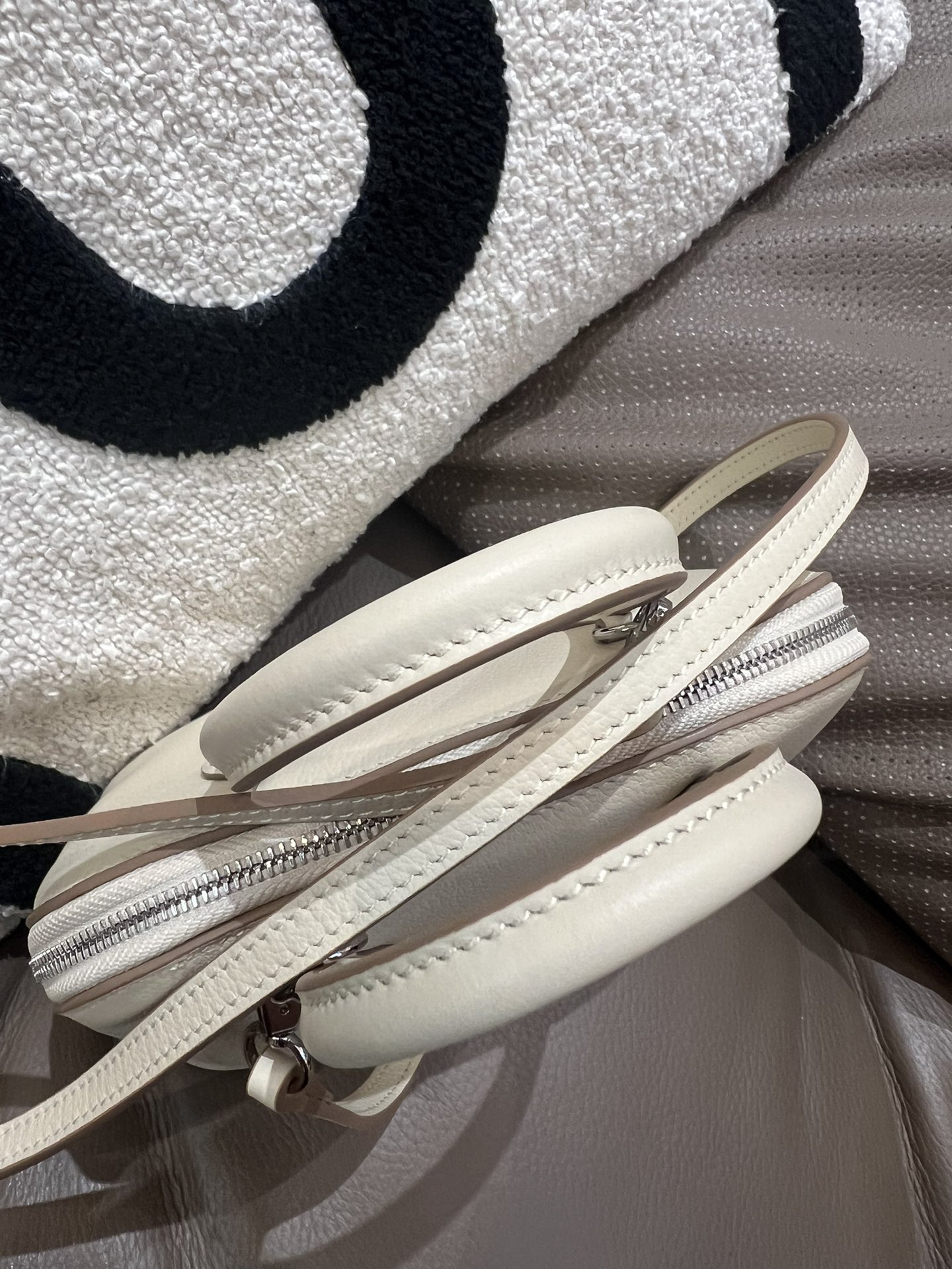 高品質な牛皮製ミニボウリングバッグ