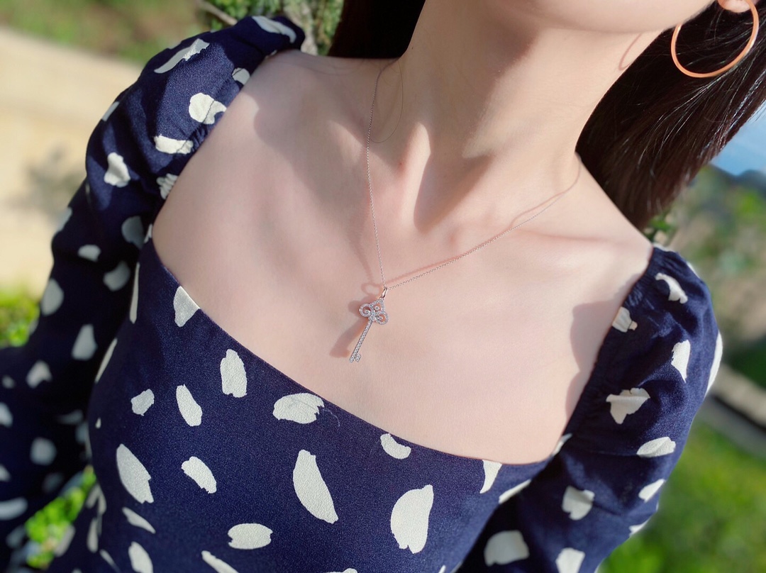 [Tiffany & Co. Jewelry]Large quantity consultant Fu Fleur de Lis key pendant i