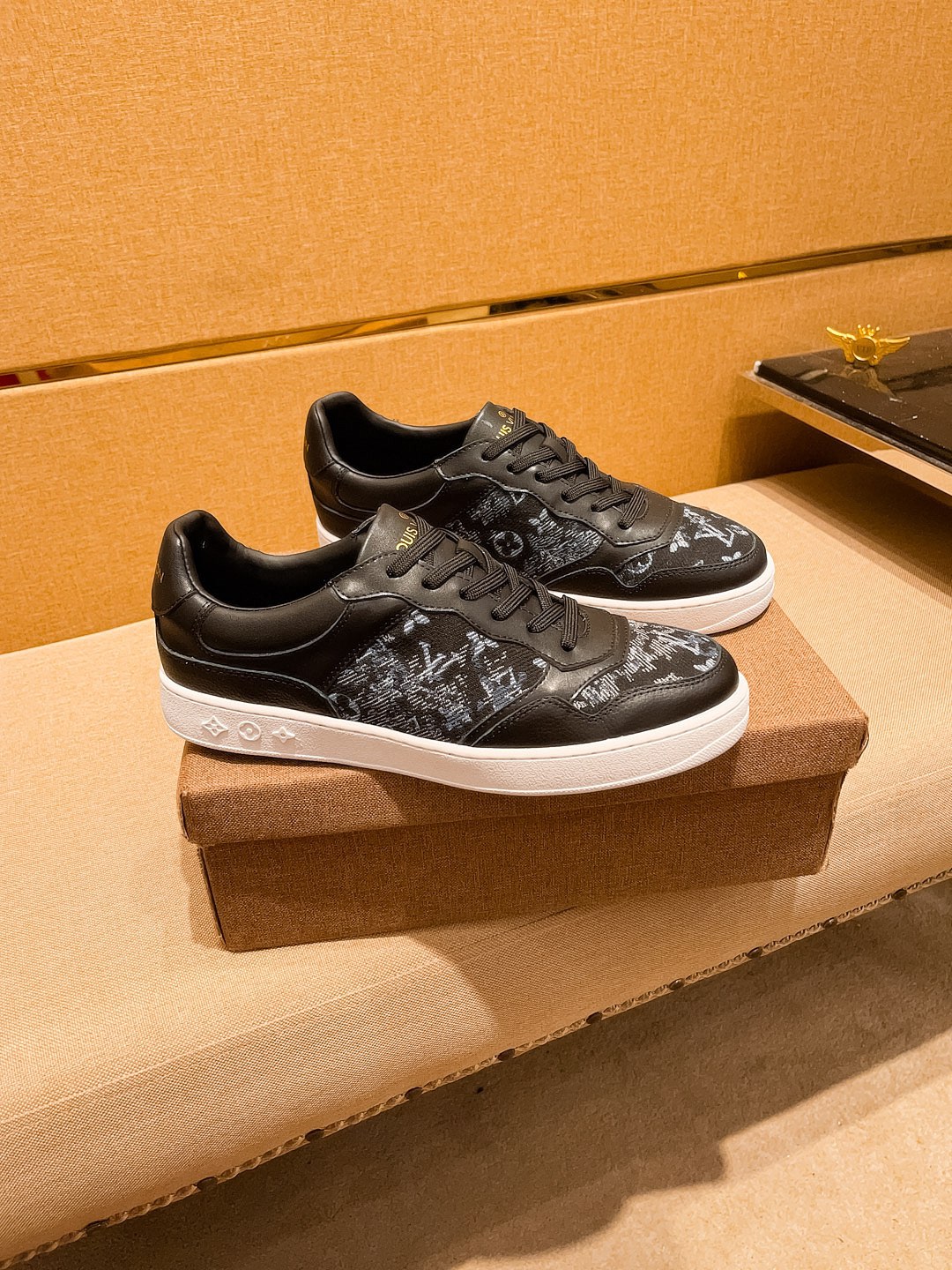 NO:348059,【LV】 Louis Vuitton men's shoes high-end brand Official website 11's latest masterpiece upper is made of imported Italian cowhide with comfortable and breathable inner original non-slip and wear-resistant outsole, making walking more convenient and comfortable!  Exclusive new style, amazing work, beautiful 11 ​​replica [color] compared to the official quality!  Create a fashionable personality to set off your uniqueness!  A must-have for trendy men! Classic size: 38-44 Color 2 colors available, louis vuitton, louis vuitton, cowhide19860909【 LV】路易威登 男鞋高端品牌 官网11最新力作鞋面采用意大利进口头层牛皮搭配舒适透气内里原版防滑耐磨大底制作,让行走更加便捷舒适！独家新款,惊世之作,与官方的质量相比美的11复刻[色]！打造时尚个性衬托你的与众不同！潮男必备!经典尺码:38-44 颜色 2色可选,,louis vuitton,louis vuitton,cowhide,Men's shoes