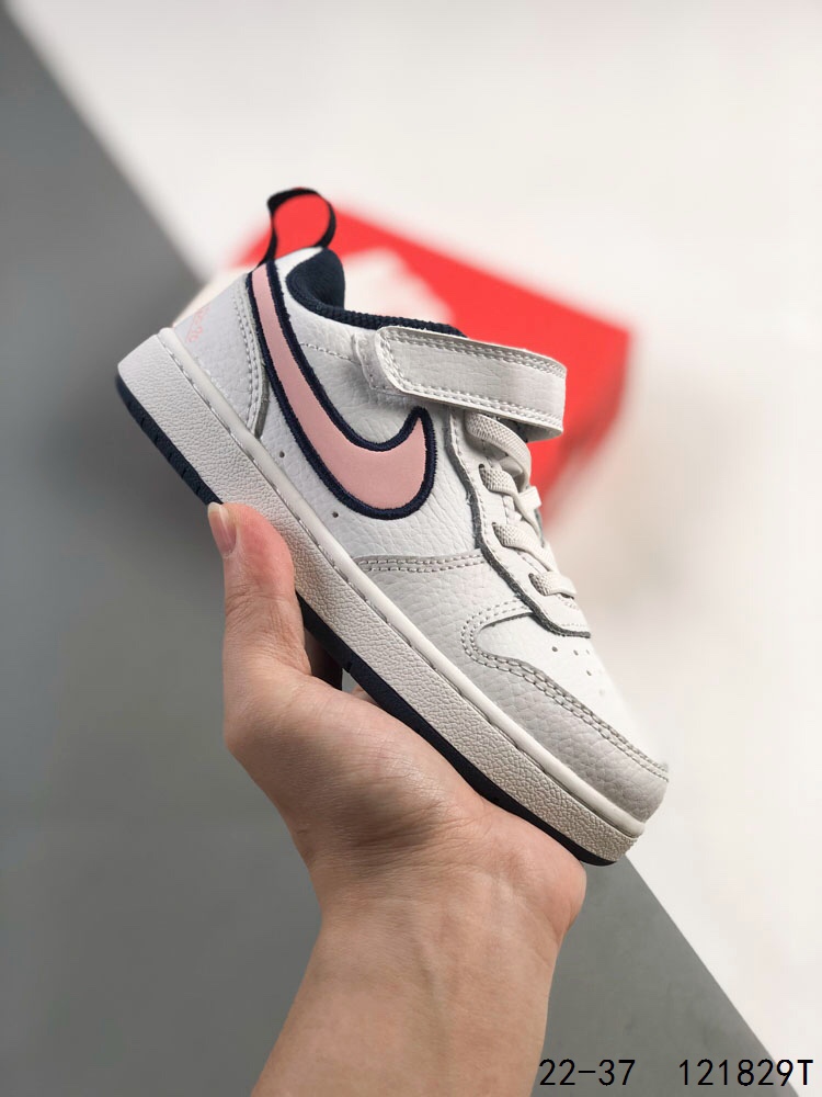 🈴️ 萌娃童鞋！耐克Nike Court Borough 魔术贴 低帮百搭透气休闲运动板鞋，经典耐用的设计，兼顾舒适脚感和出众风范，演绎匠心之作。结构性的支撑贴合感结合复古篮球设计，塑就场外全明星风范 ID：121829T-选品中心