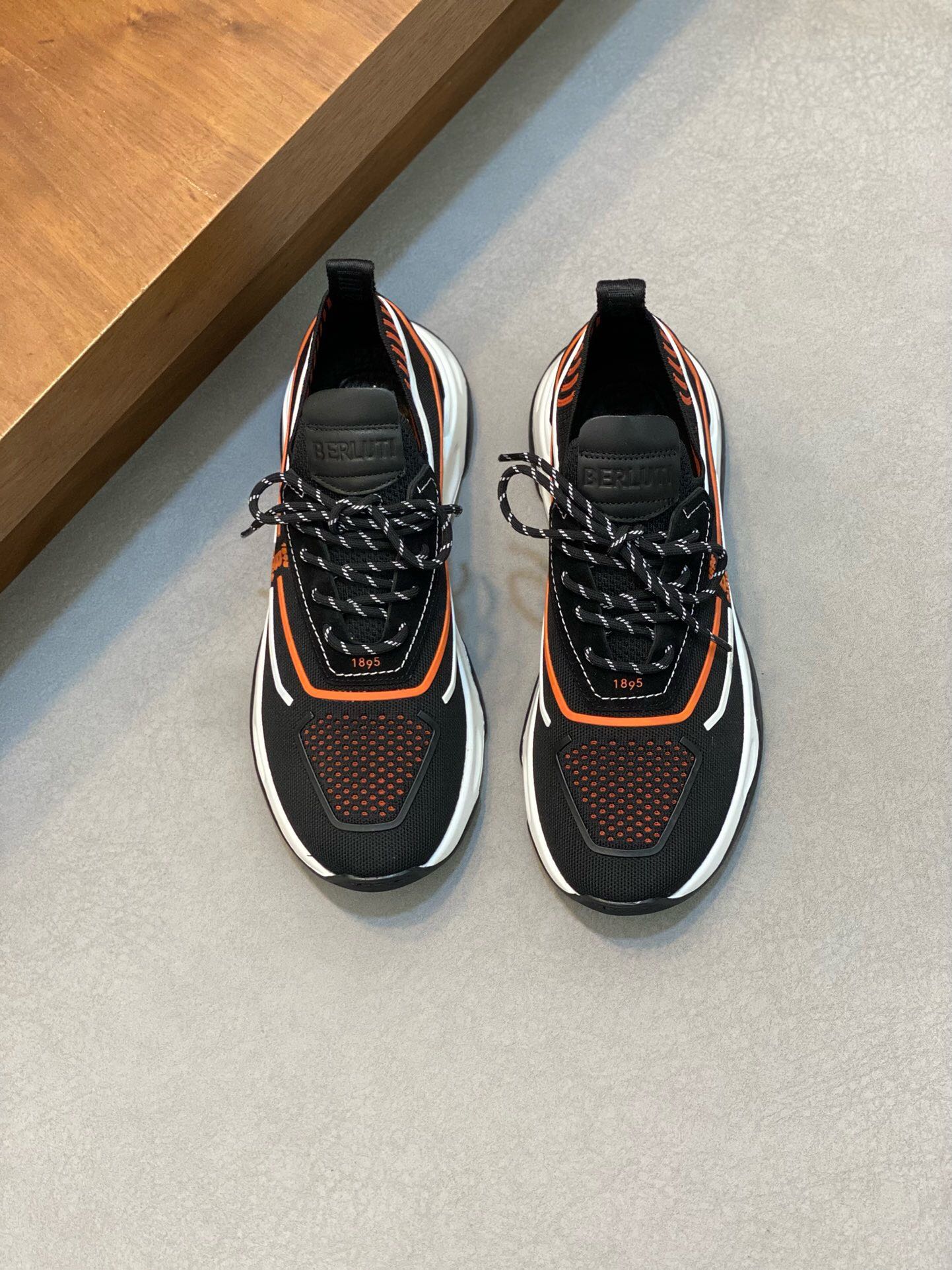 NO:217521,Brand Berluti original color matching, code number 39-44 standard code, price, material, new spring and summer product series, the only version of the market, Berlut* Shadow men's sports shoes. Buy the original version in Hong Kong to create the brand's first knitted sports shoes. This pair of socks is made of light and extremely tough knitted fabric, two-color high-density fly knitted fabric. All details ZP is broken down and developed one by one. It is paired with the signature calf leather embryo hand-painted color-changing technology, which can be said to be a perfect encounter between Berlut*'s traditional exquisite craftsmanship and fabric technology innovation. The up and down uneven electric embroidery 1985!  The original B-shaped embroidery is not embroidered once by ordinary computers in the market!  The original embroidery is full and the concave and convex three-dimensional feeling is strong!  (The market's ordinary needle car embroidery is completely completely out of the original flavor!) ZP disassembly (both inside and outside) is a two-color high-density fly weaving!  Restore the ZP double-layer brand logo footbed, the inner inside is flat and comfortable, the inner code is also handwritten code number!  Original code!  Exclusive private model bottom, all details are perfectly restored... The packaging box is also a private custom 1895 logo. Real pressure-free entry and exit counter, Berluti, sneakers, cowhide, socks19860909品牌Berluti 颜色原版配色 码数39-44标准码 价格 材质伯尔鲁帝春夏新品系列,市场唯一对版版本 布鲁提 Berlut* Shadow男士运动鞋履 .香港购入原版开发打造作为品牌首款针织运动鞋履,这双袜子鞋用轻盈且极富韧性的针织面料,双色高密度飞织制成 所有细节ZP一一分解开发 搭配招牌的小牛皮皮胚手工擦色改色工艺,可以说是Berlut* 传统精湛工艺和面料技术革新的一次完美邂逅.上下不平整电绣1985！原版B字断开绣成 并非市场普通电脑绣一次绣成！原版刺绣饱满 凹凸立体感强！（市场普通针车绣起来完完全全脱离原版味道！） ZP拆解（内外两色）属双色高密度飞织！还原ZP双层品牌logo垫脚 内里平整舒适内标编码也是手写码数！原版标码！独家私模大底,所有细节完美还原……包装盒也是私人定制1895logo 真正的进出专柜无压力,Berluti 布鲁提,sneakers,cowhide,socks,Men's shoes