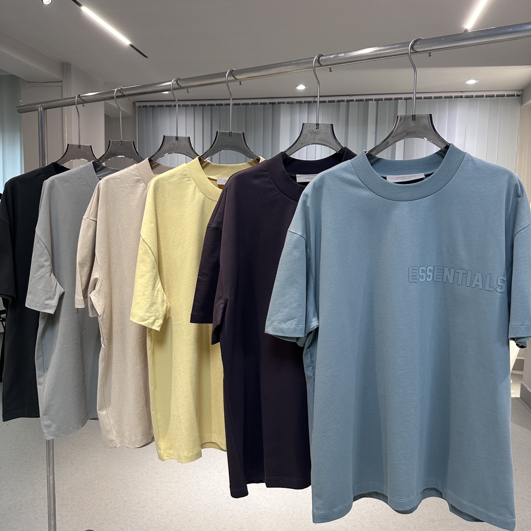 #096 23ss硅胶字母印花短袖
FEAR OF GOD ESSENTIALS(FOG复线)第九季 #单品信息 新款徽标短袖T恤,平纹针织面料 罗纹针织圆领,后领黑色浸胶徽标贴花,3D立体硅胶复合徽标logo #关于工艺 面料# YB分解送专业机构检测成分,结果为16支单纱 230G精梳棉,市面上所有布行都不会做16支单纱超过180G的面料,所以只能买纱订织 高价去染厂订染 花费整整一个月时间才出货 #领标 主码唛都与YB一样采用滴胶工艺制作,字体明显看的到3D立体感 洗不掉扣不烂,非市面丝印的便宜货扣就掉,洗就消失 #徽标 后领黑色浸胶徽标贴花,新款YB购入到手直接分解定制各种辅料,徽标为半透黑灰色,所以在各色面料上看到的都不同色,由于第一批辅料厂做错成不透光全黑 市场跟风倒是整个市场都是错版,并非全黑不透光 详情看图文介绍 细节完美到位 区分市场垃圾版本 官方配色: 雾霾蓝 梅紫色 鹅黄色 沙石色 淡黑色 海豹灰 SIZE码数: (官方尺码)XS.S.M.L.XL