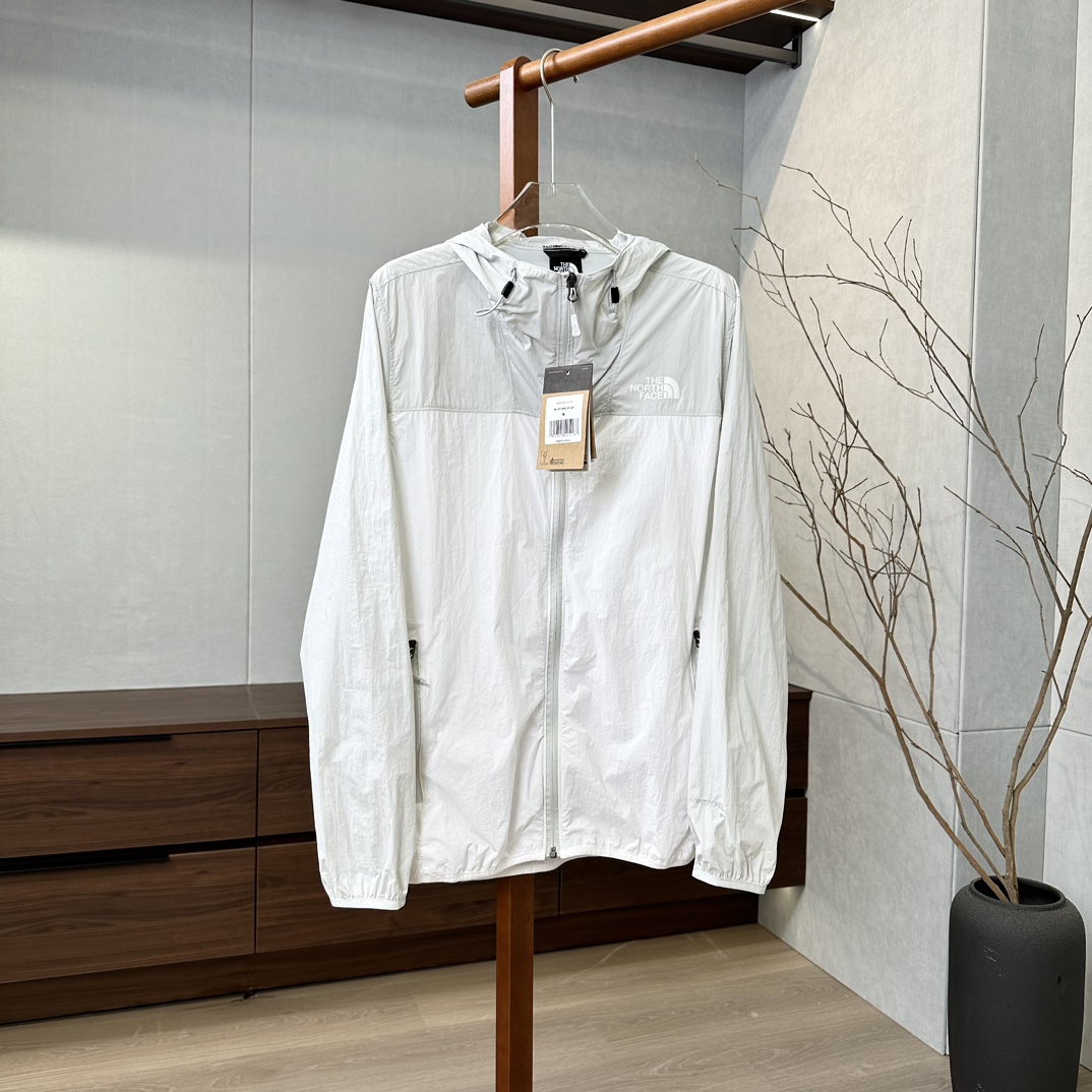 𝗧𝗛𝗘 𝗡𝗢𝗥𝗧𝗛 𝗙𝗔𝗖𝗘|北面户外 轻薄防晒衣/皮肤衣
𝗦𝗶𝘇𝗲:𝗦 𝗠 𝗟 𝗫𝗟 𝗫𝗫𝗟
产品配色:灰白、黑色、白色、浅灰、藏青