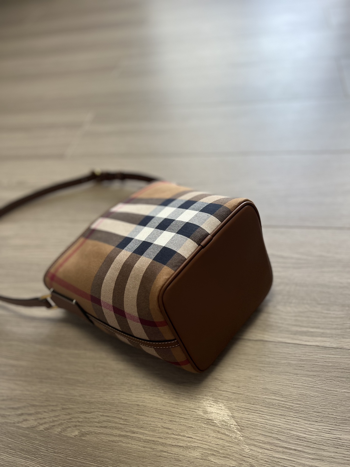 Brown leather Burberry bucket bag 100% original