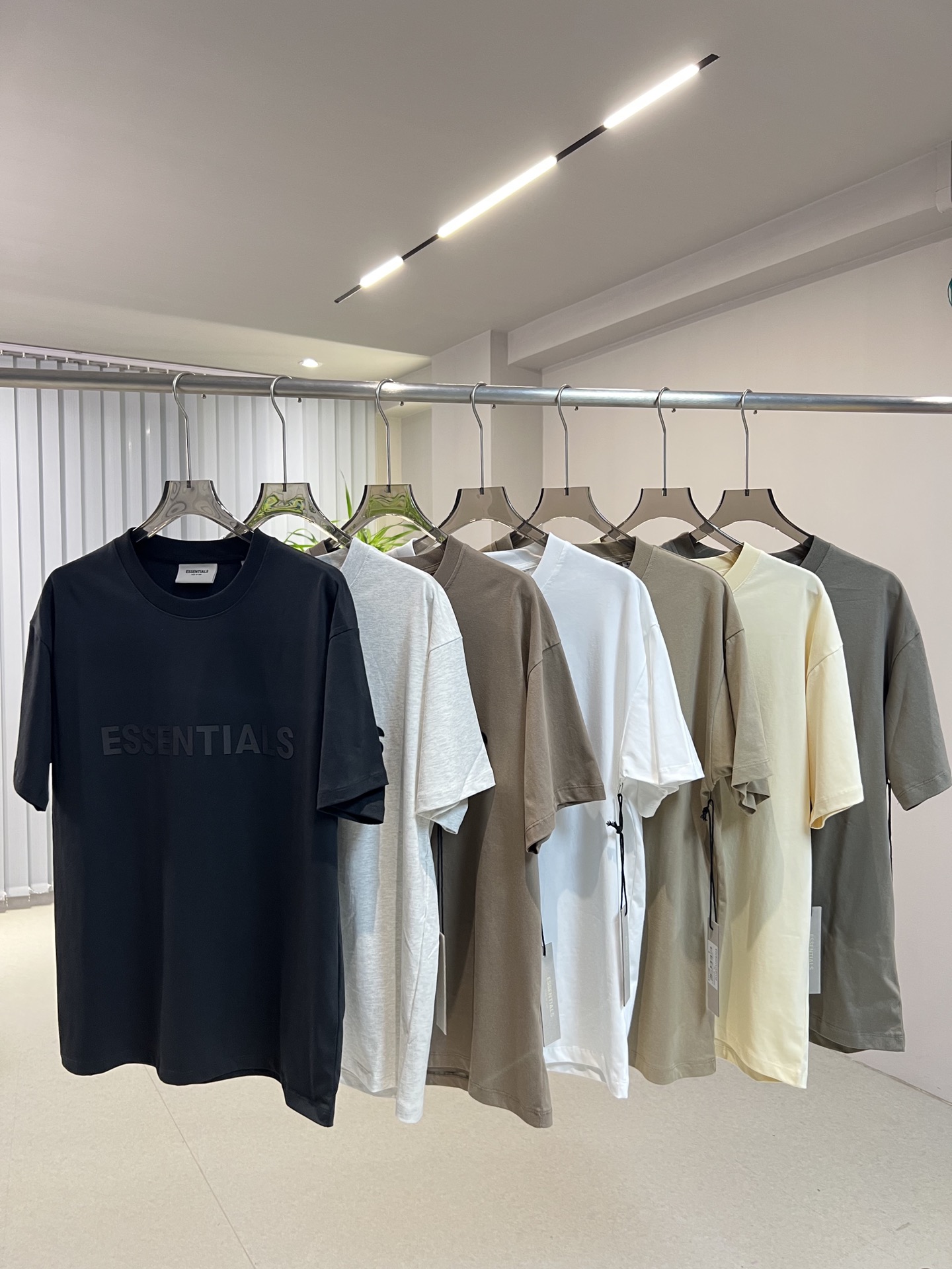 #703 经典爆款短袖T
FEAR OF GOD  ESSENTIALS(FOG复线） ZP 购入所有细节1:1 fake 20ss徽标T恤，采用16支230G精梳棉平纹针织面料 罗纹针织圆领和袖口，后领白色浸胶徽标贴花，胸前3D立体硅胶复合徽标logo  领口主唛跟码唛都是车在人字织带下面，非市场版本用原布外车  20ss这一季的重点是新增灰褐色，橄榄色总共12个颜色 市场根本没更新  详情看图文介绍 细节完美到位 区分市场垃圾版本。  COLOUR颜色： 卡其色 Tan  米白色 White  水泥灰 Cement  黑灰色 Black  奶油色 Cream  灰褐色 Taupe  SIZE码数：  (官方尺码)XS.S.M.L.XL