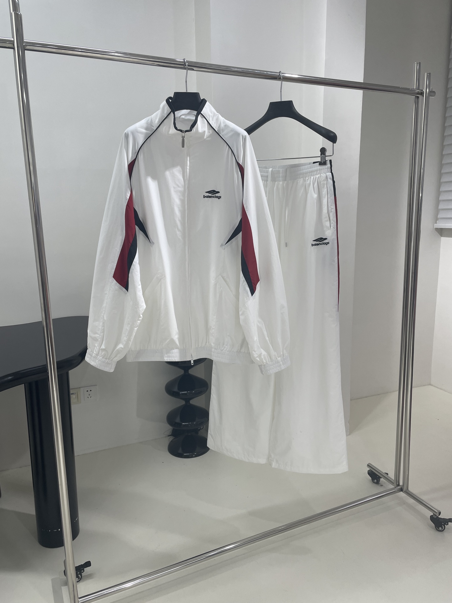 *新品3BSPORTSICONTRACKSUIT中号版型夹克长裤套装定染定制尼龙面料腋下饰以撞色捆条设计