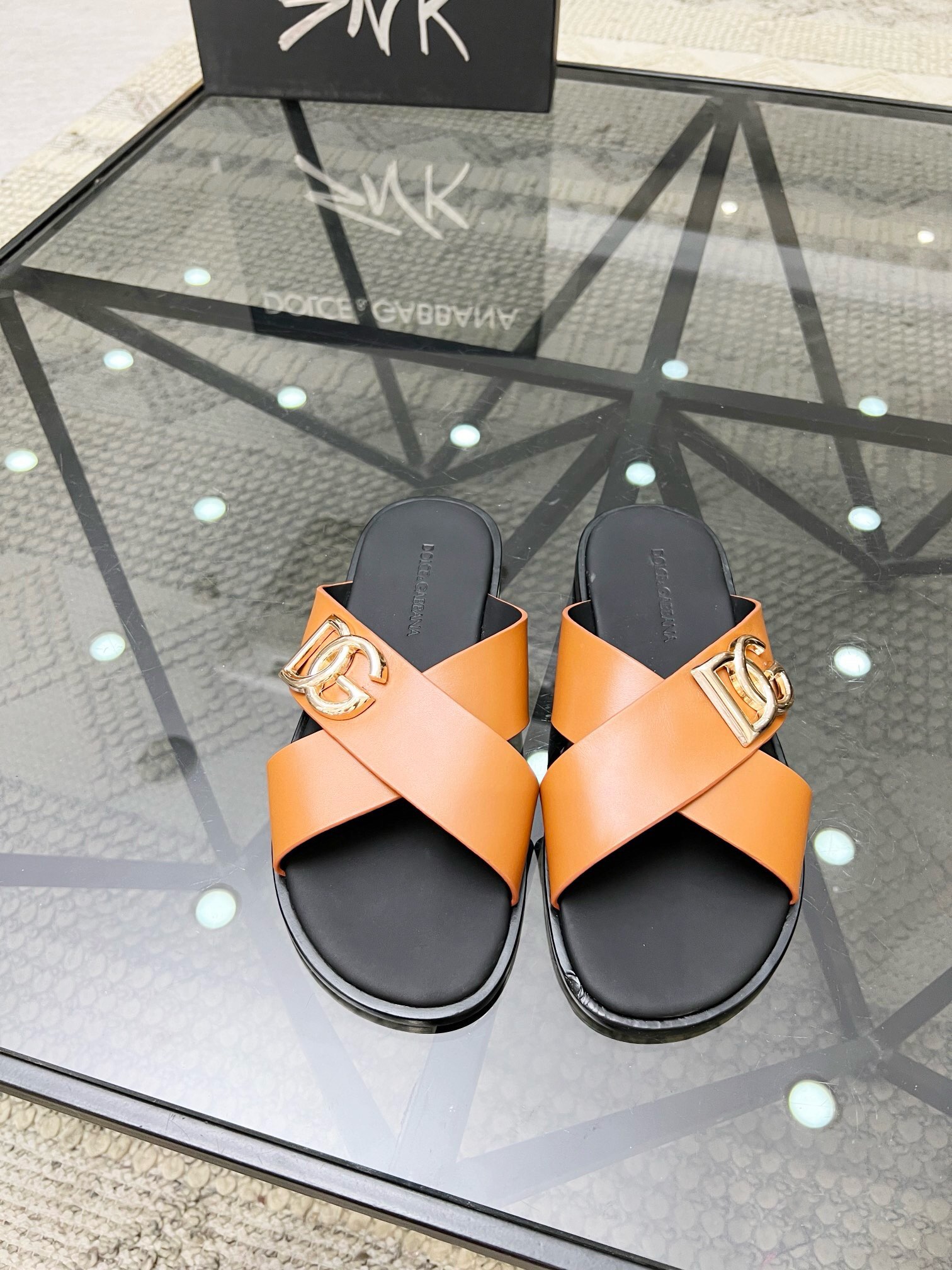 NO:217935,Brand D&G original color matching, code number 39-44 customized 38.45.46 Price Material Dolce & Gabbana new style Men's slippers, 1:1 high-end quality, top layer cowhide material, matched with classic logo, casual, fashionable, comfortable, high-quality, (genuine leather outsole) must-have in summer!  ,D&G Slippers - Sandals,Dolce&Gabbana,Dolce&Gabbana,sandals,slippers,cowhide,Leather soles19860909品牌D&G 颜色原版配色 码数39-44定做38.45.46 价格 材质杜嘉班纳新款 男士 拖鞋,1:1高端品质,头层牛皮材质 搭配经典logo,休闲 时尚 舒适型,高品质精品,（真皮大底）夏季必备哦！,D&G 拖鞋-凉鞋,Dolce&Gabbana,Dolce&Gabbana,sandals,slippers,cowhide,Leather soles,Men's shoes