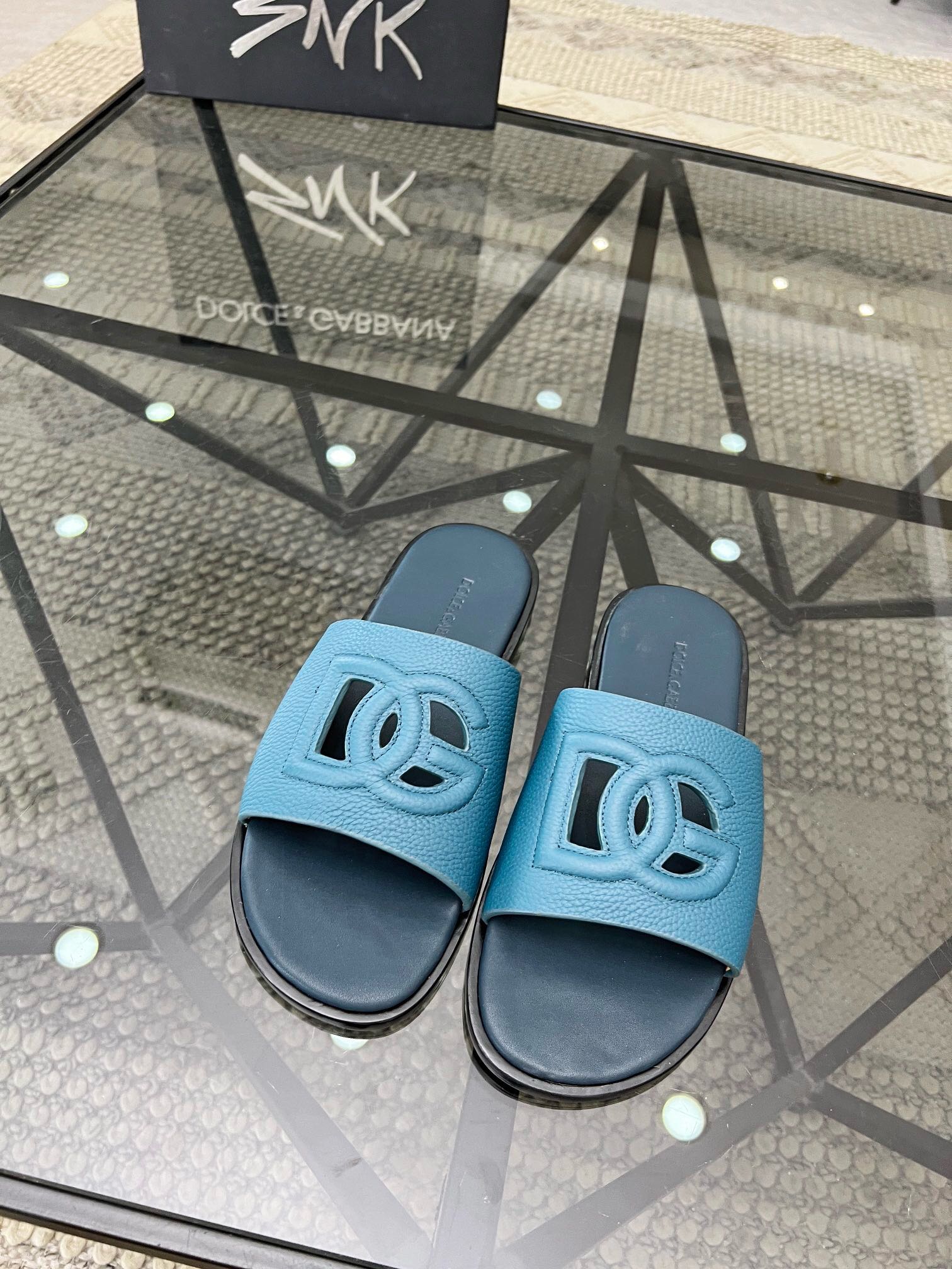 NO:217945,Brand D&G original color matching, code number 39-44 customized 38.45.46 Price Material Dolce & Gabbana new style Men's slippers, 1:1 high-end quality, top layer cowhide material, matched with classic logo, casual, fashionable, comfortable, high-quality, (genuine leather outsole) must-have in summer!  ,D&G Slippers - Sandals,Dolce&Gabbana,Dolce&Gabbana,sandals,slippers,cowhide,Leather soles19860909品牌D&G 颜色原版配色 码数39-44定做38.45.46 价格 材质杜嘉班纳新款 男士 拖鞋,1:1高端品质,头层牛皮材质 搭配经典logo,休闲 时尚 舒适型,高品质精品,（真皮大底）夏季必备哦！,D&G 拖鞋-凉鞋,Dolce&Gabbana,Dolce&Gabbana,sandals,slippers,cowhide,Leather soles,Men's shoes