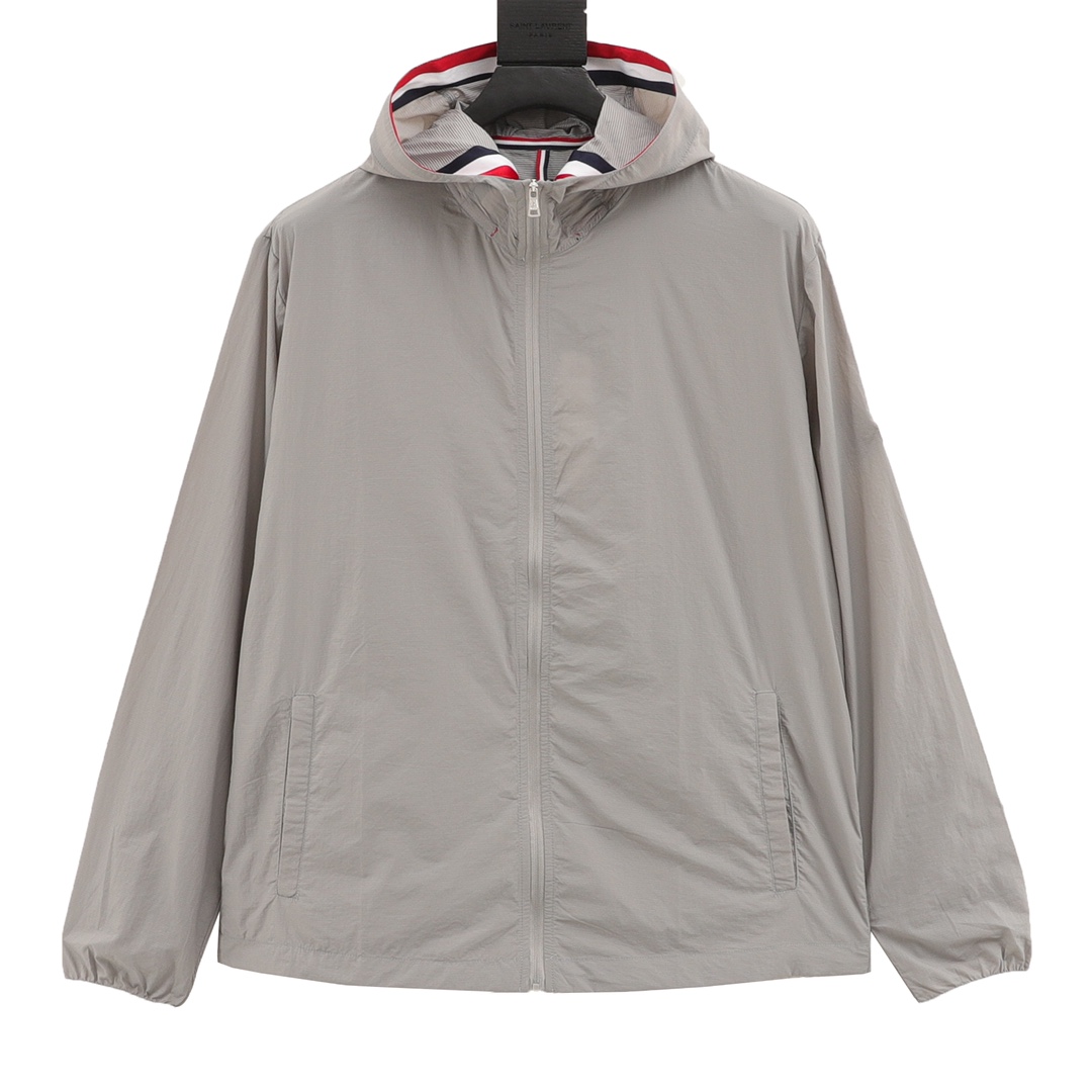 Chaqueta de protección solar Moncler con insignia en la manga, misma que en la web oficial y en tiendas. Unisex. Tejido…