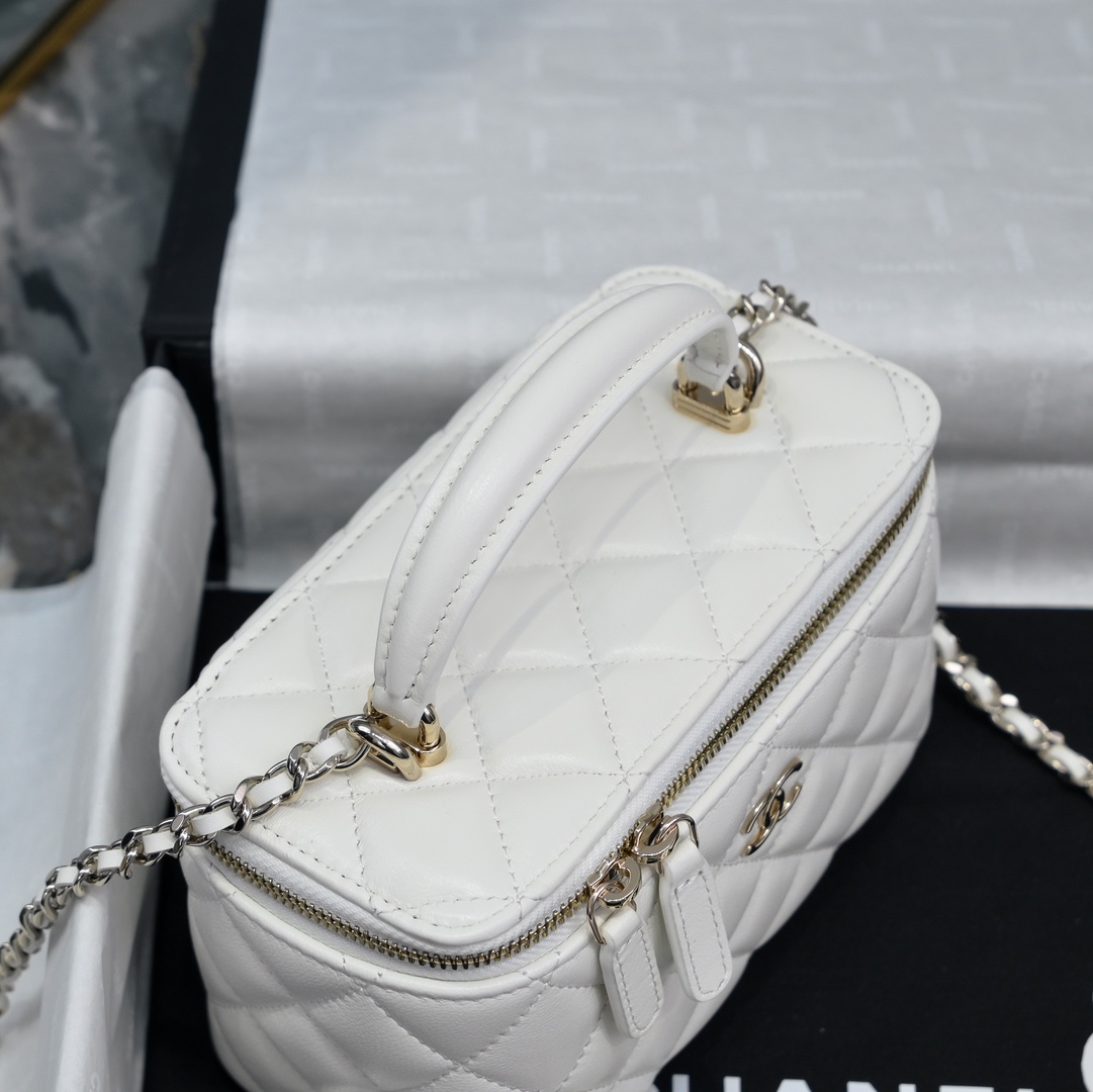 Chanel Style Bag style reference detail image 4 from source 776538