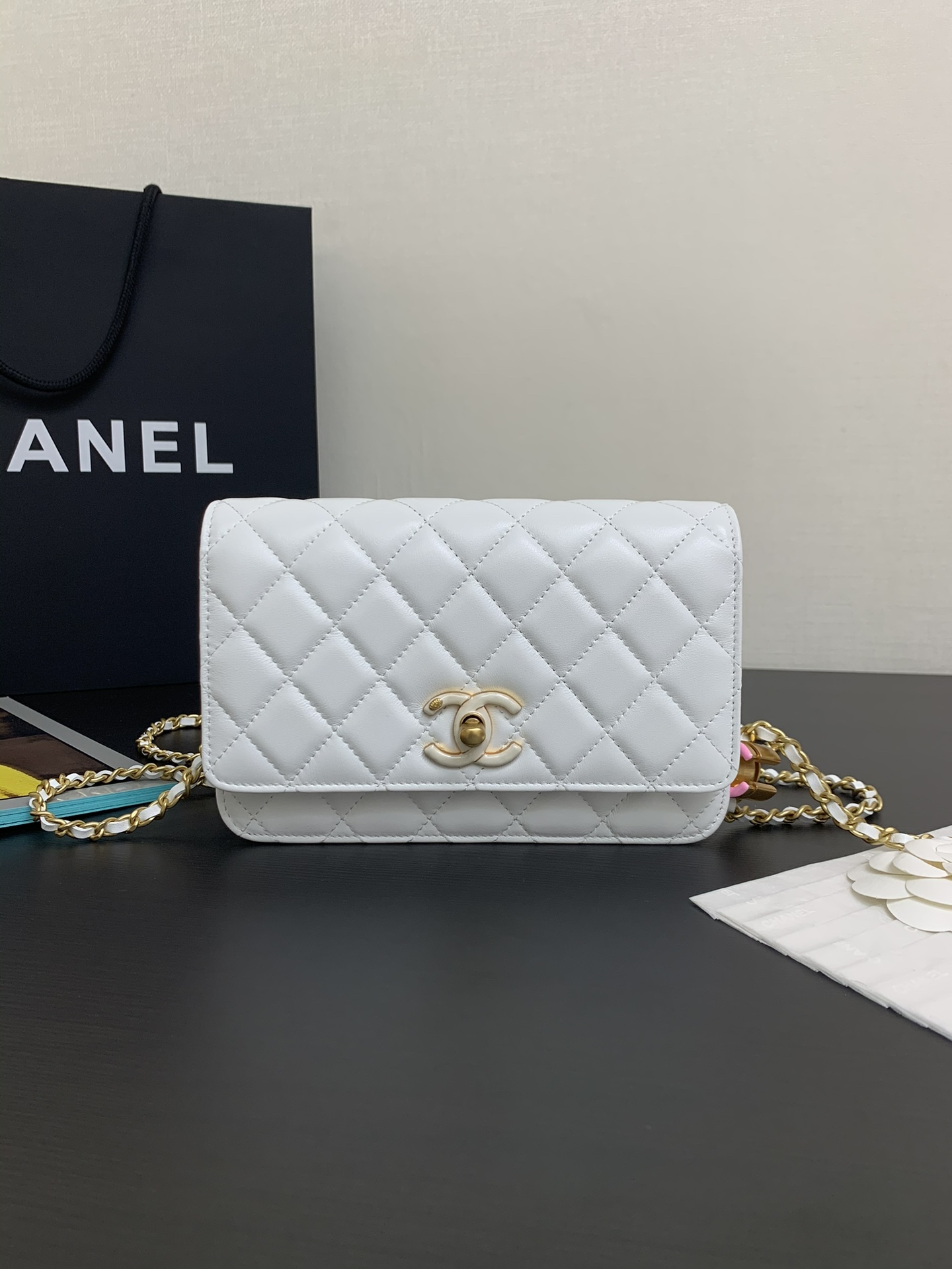 Disponible 24awoc bolso de cadena. Se puede llevar cruzado o como bolso de mano para fiestas nocturnas. Enrollando la c…