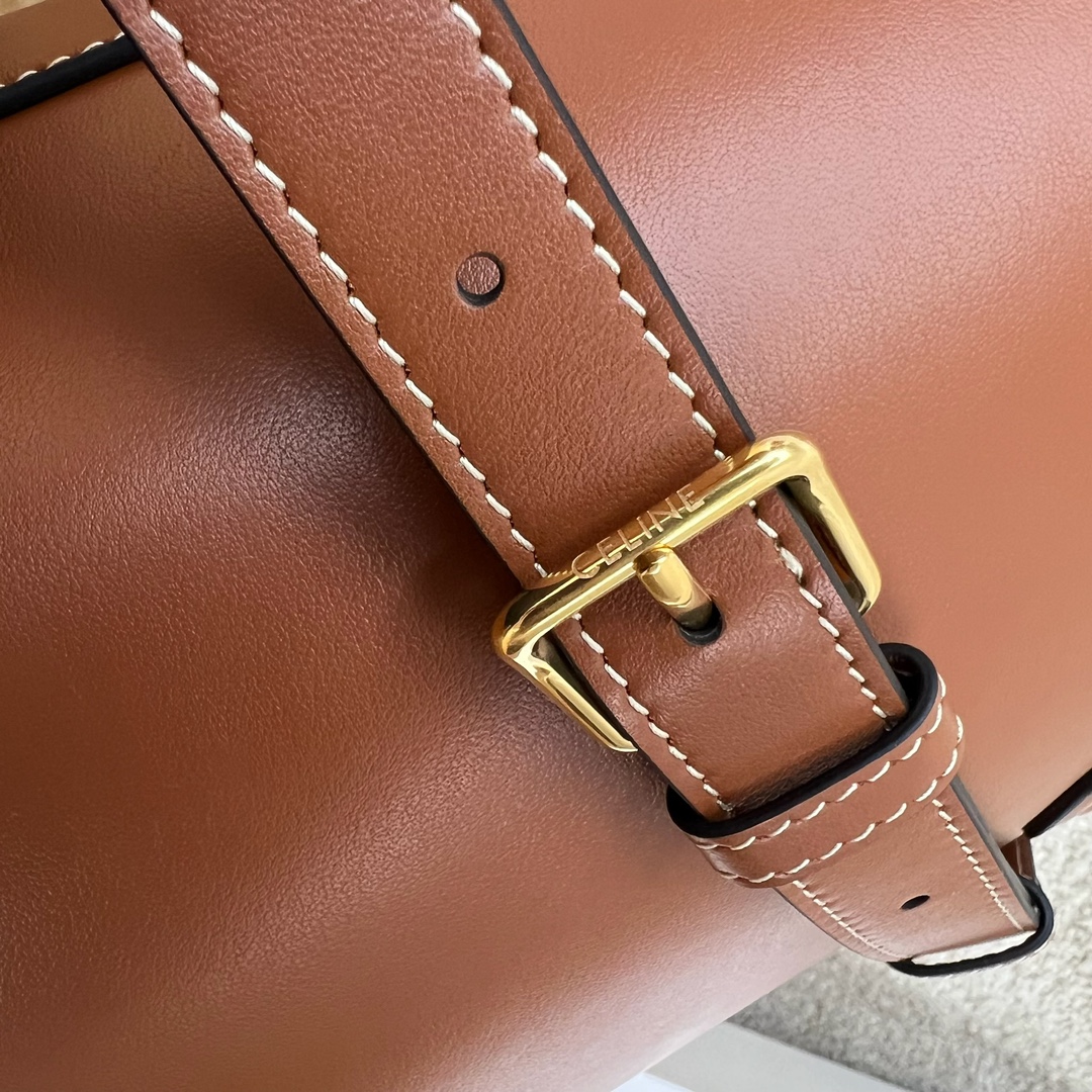 LOUISE中号光滑牛皮革手袋，28X24X16厘米，牛皮革，羊皮革衬里金色饰面，手提、肩背和斜挎，皮革