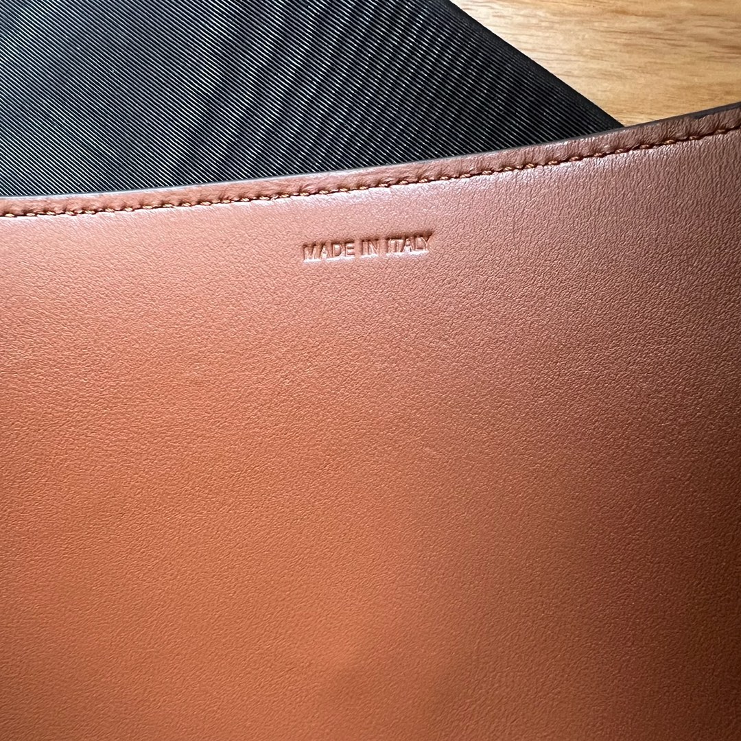 LOUISE中号光滑牛皮革手袋，28X24X16厘米，牛皮革，羊皮革衬里金色饰面，手提、肩背和斜挎，皮革