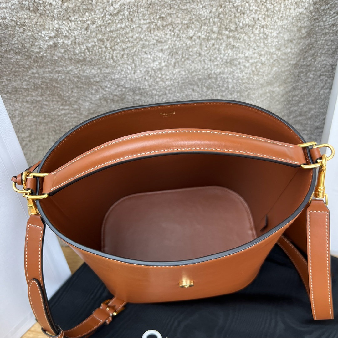 LOUISE中号光滑牛皮革手袋，28X24X16厘米，牛皮革，羊皮革衬里金色饰面，手提、肩背和斜挎，皮革