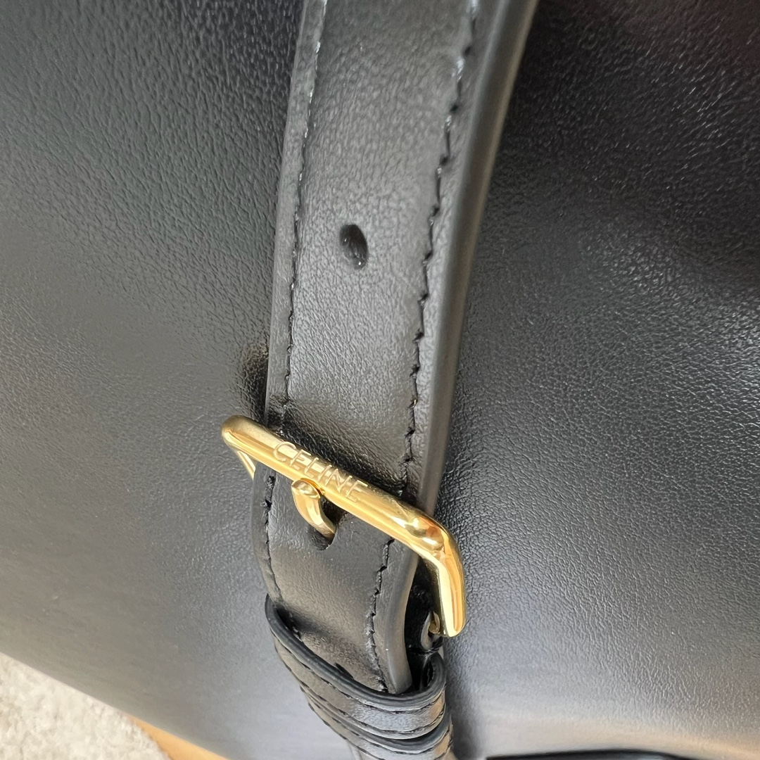 高品质原厂LOUISE中号光滑牛皮革手袋，28X24X16厘米 牛皮革，羊皮革衬里金色饰面，手提、肩背和