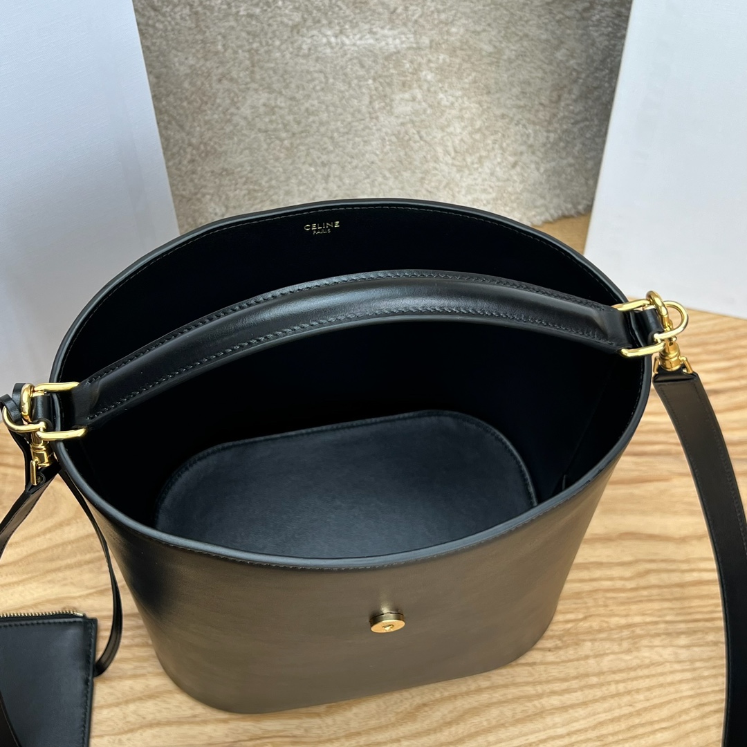 高品质原厂LOUISE中号光滑牛皮革手袋，28X24X16厘米 牛皮革，羊皮革衬里金色饰面，手提、肩背和