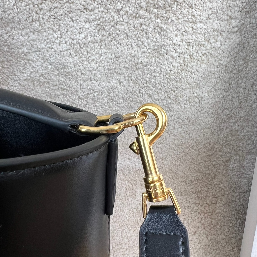 高品质原厂LOUISE中号光滑牛皮革手袋，28X24X16厘米 牛皮革，羊皮革衬里金色饰面，手提、肩背和