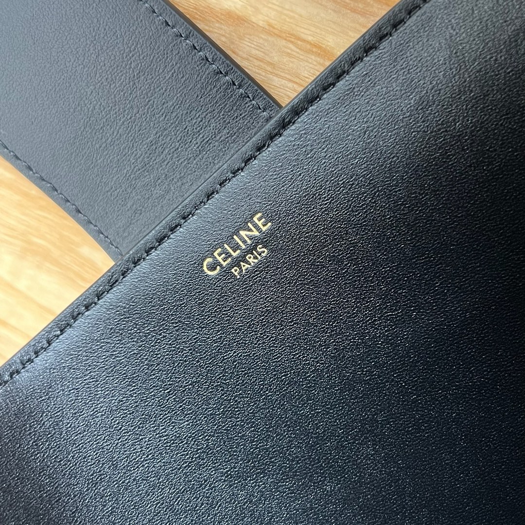 高品质原厂LOUISE中号光滑牛皮革手袋，28X24X16厘米 牛皮革，羊皮革衬里金色饰面，手提、肩背和